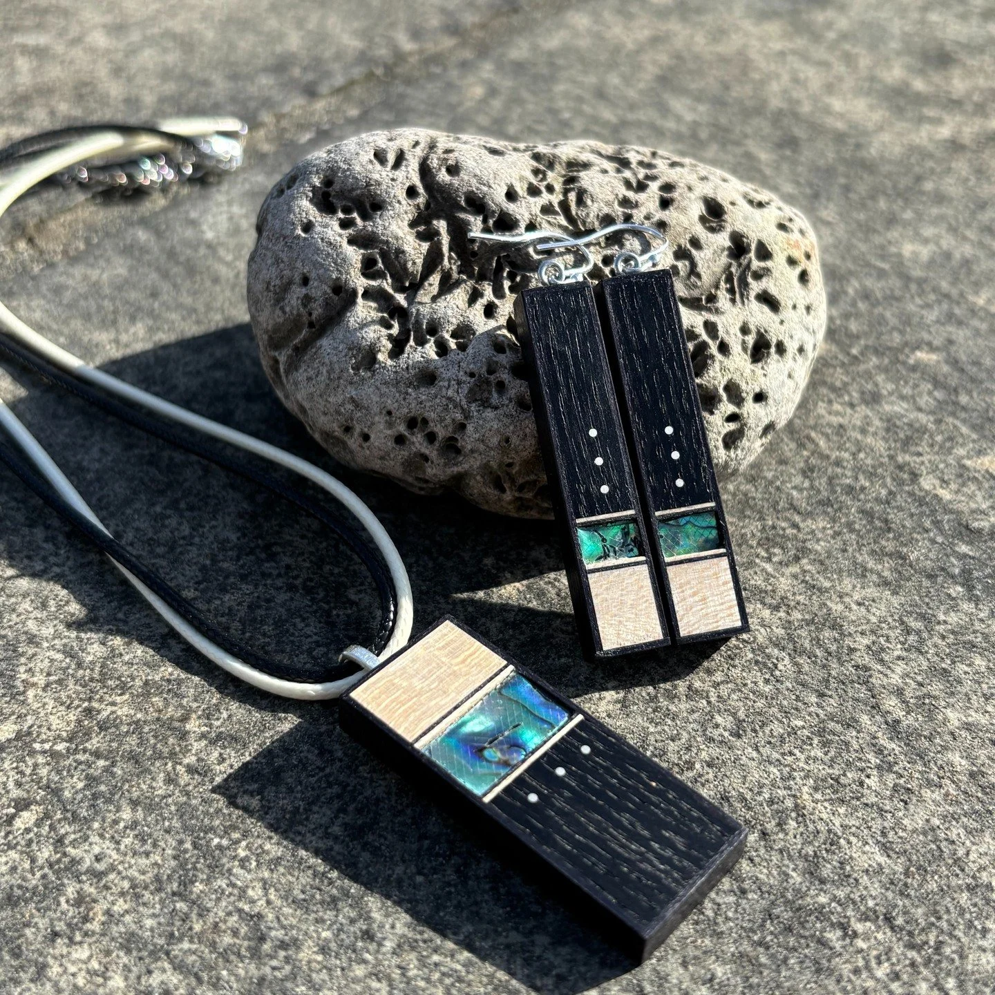 Set made from Irish bog oak, beautiful white sycamore and abalone shell ❤️
#woodpendant #yanafactor #irishcraftanddesign #handmadeinireland #madeinwicklow #wicklowcraftfoundation #irishbogoak #irishbogoakjewellery #oneofakindjewellery #irishdesigner