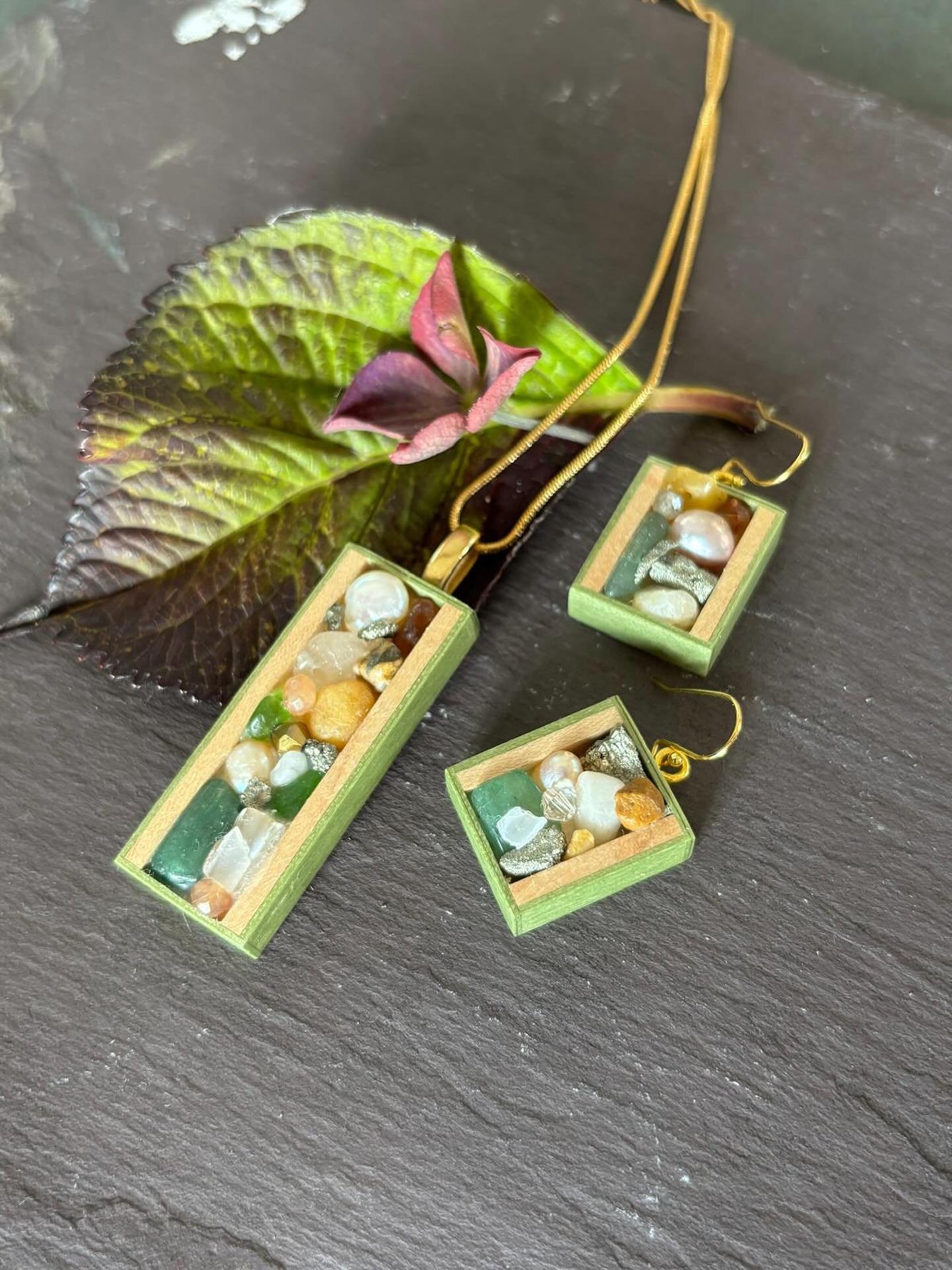 Treasure box set in light green 👍🏽💖

#woodenjewellery #irishdesign_irishcraft #dccireland #madeinwicklow @made_in_wicklow #irishgifts #handcraftedjewellery #naturestreasures #uniquejewellery #yanafactor #shoplocalireland @theleitrimdesignhouse #le