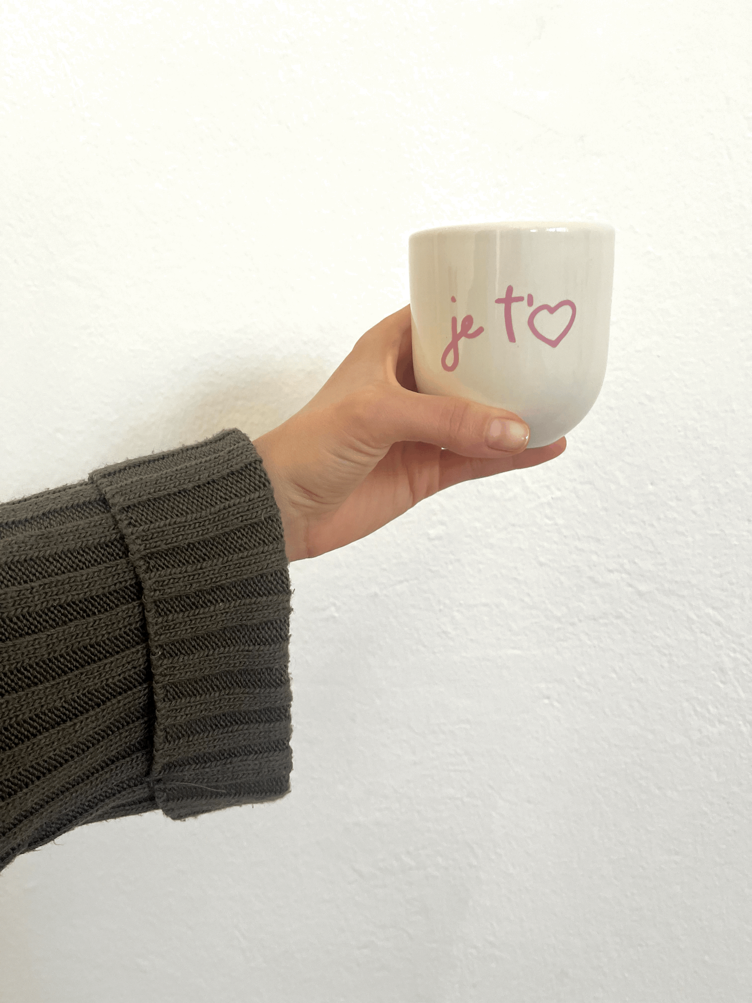 Liebevoll gestaltete Tasse aus hochwertiger Keramik mit „je t’aime“-Schriftzug – ein stilvoller Begleiter für Kaffee oder Tee