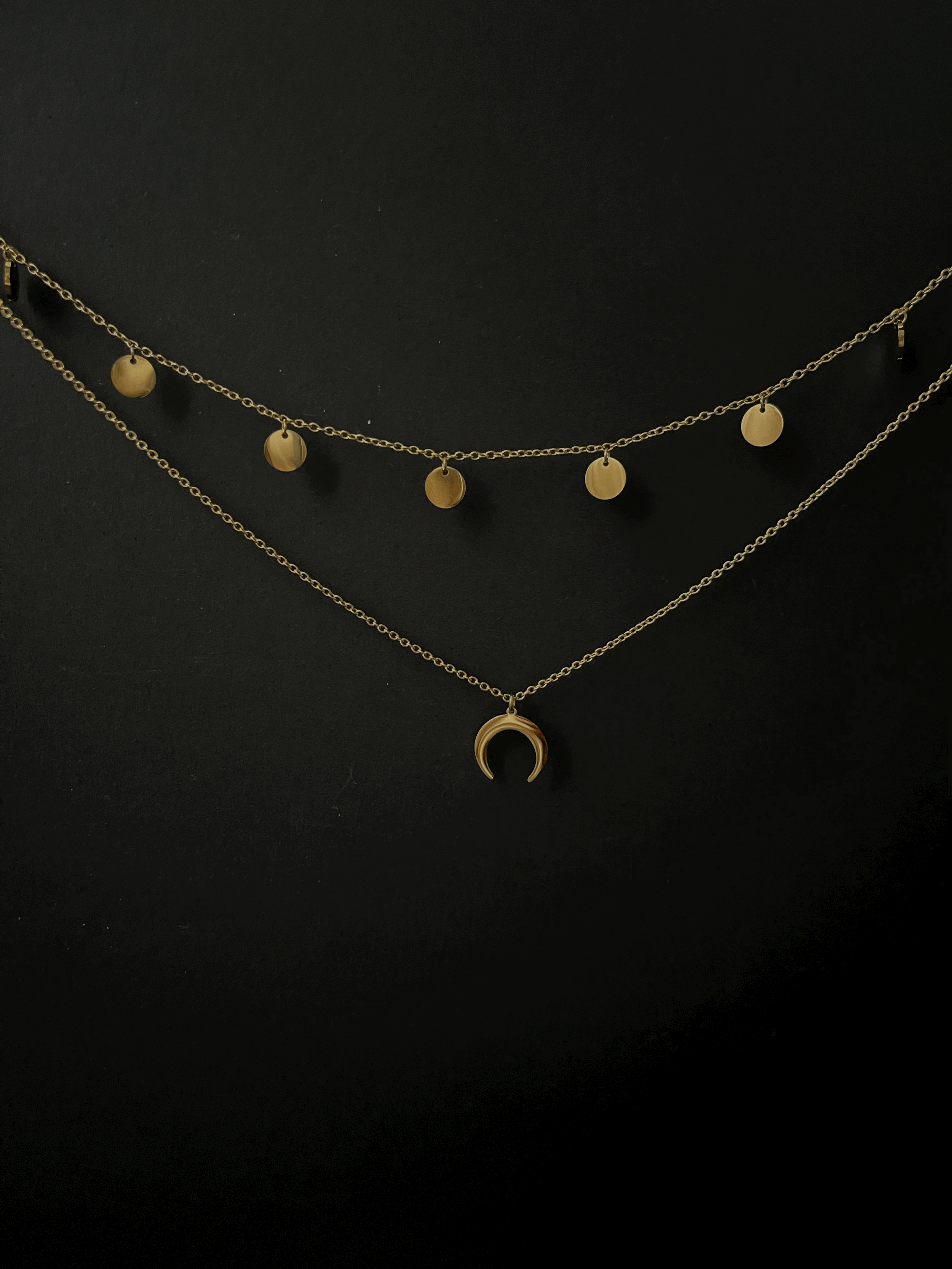 Doppelreihige goldene Halskette mit Mondanhänger – filigraner Schmuck für Damen