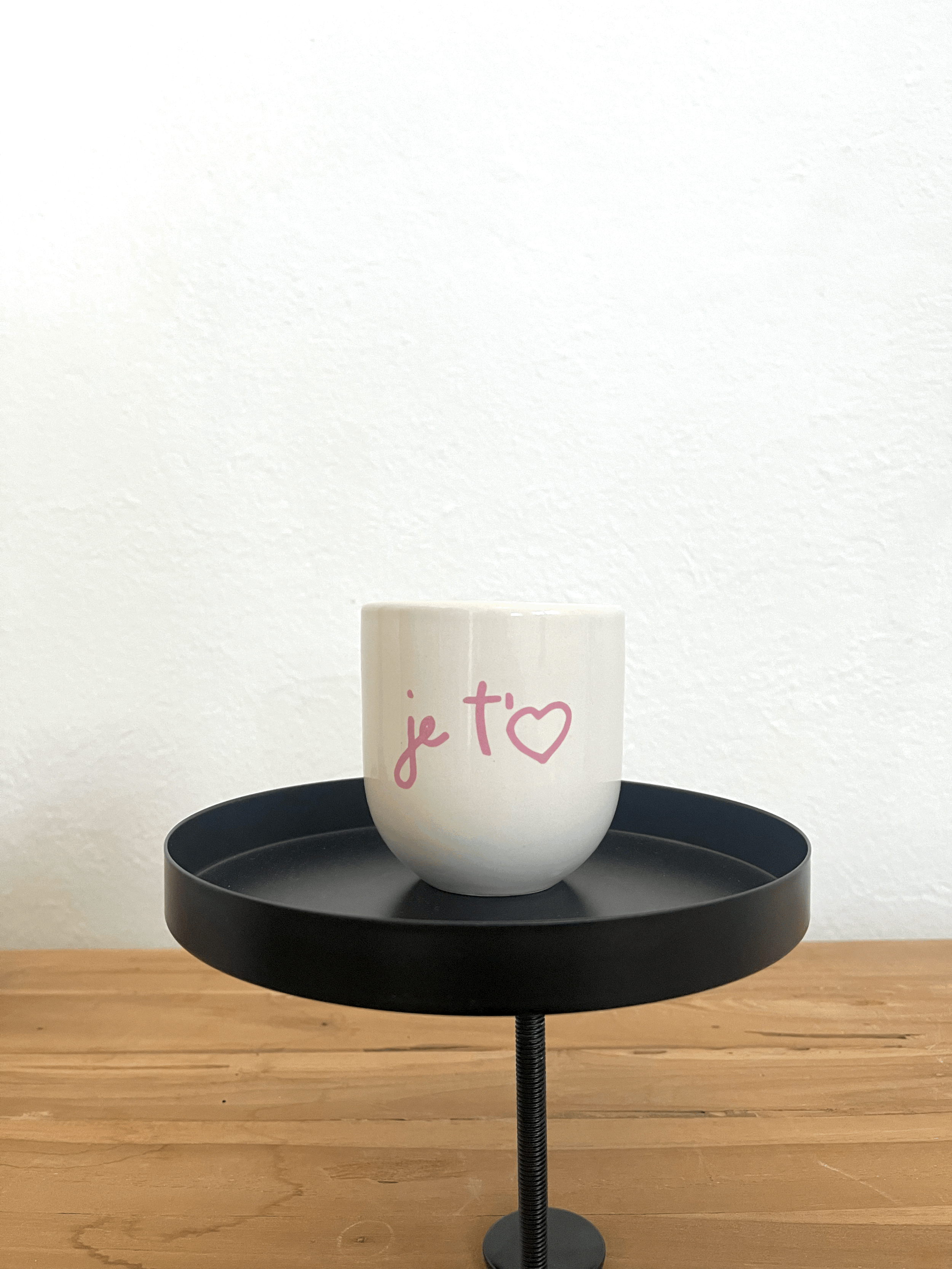 Charmante Keramiktasse mit „je t’aime“-Schriftzug, handgefertigt und perfekt für einen liebevollen Start in den Tag
