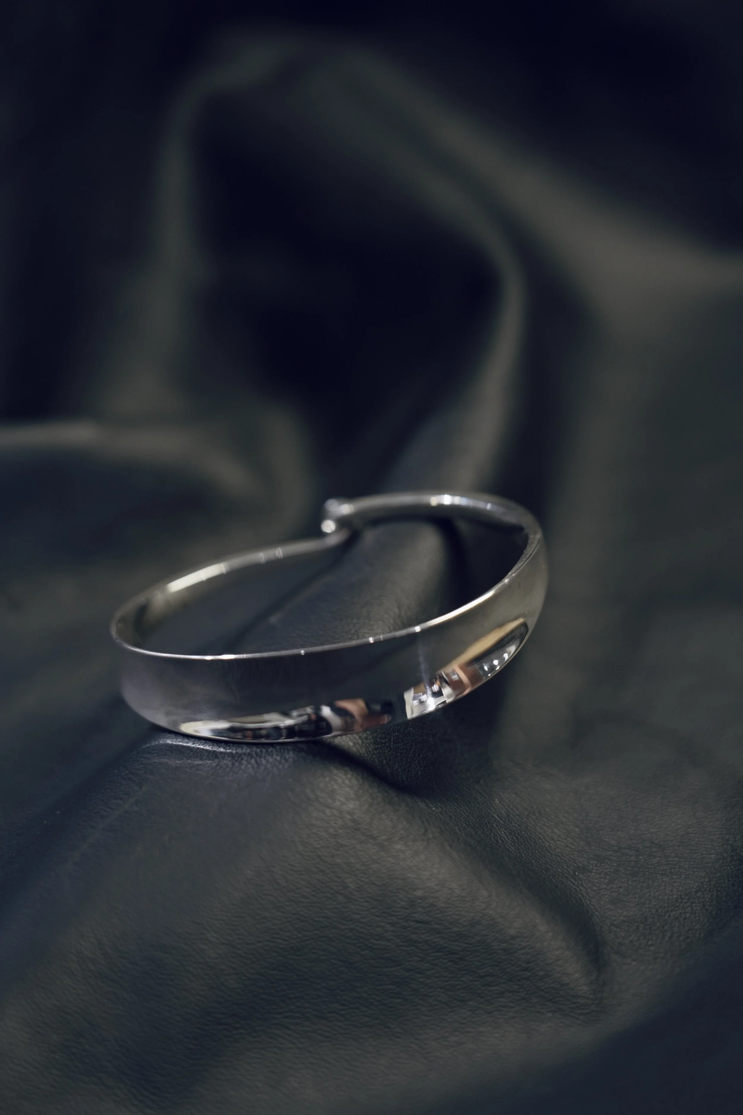 Bracelet "Incurvé" AG – Hand-forged silver bracelet