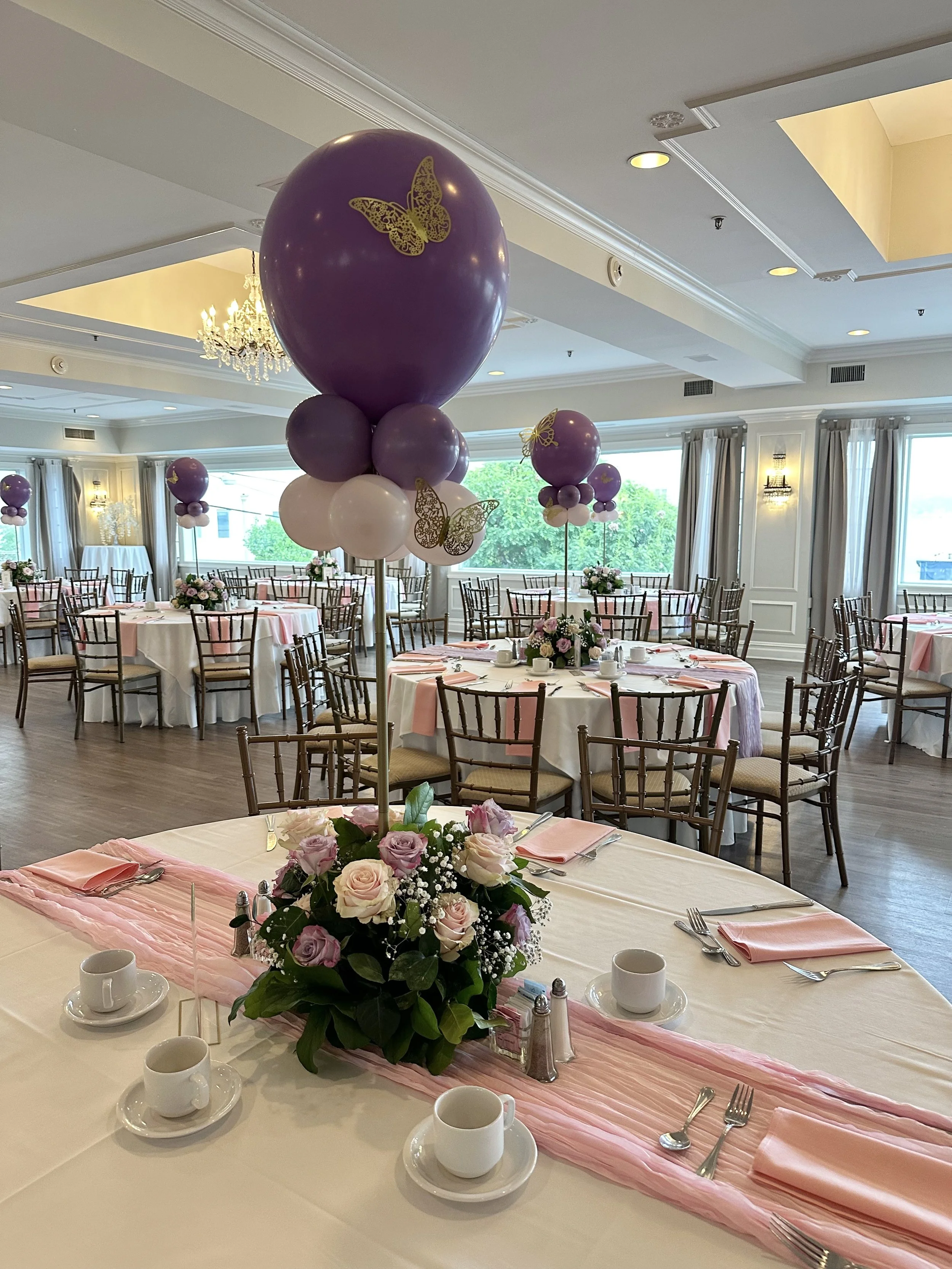 balloon centerpiece with fresh floral centerpiece.jpeg