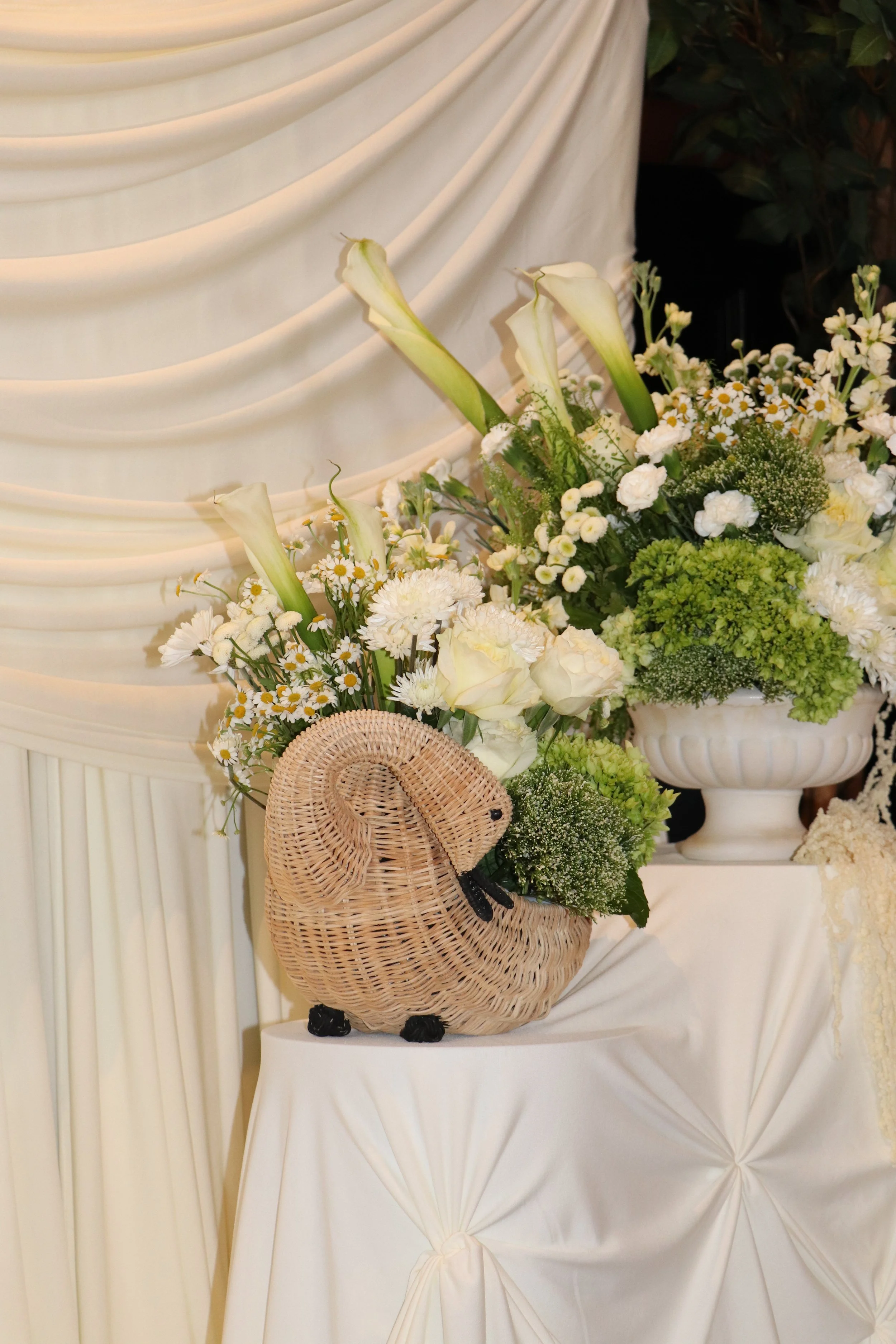 floral centerpiece ivoy.JPG