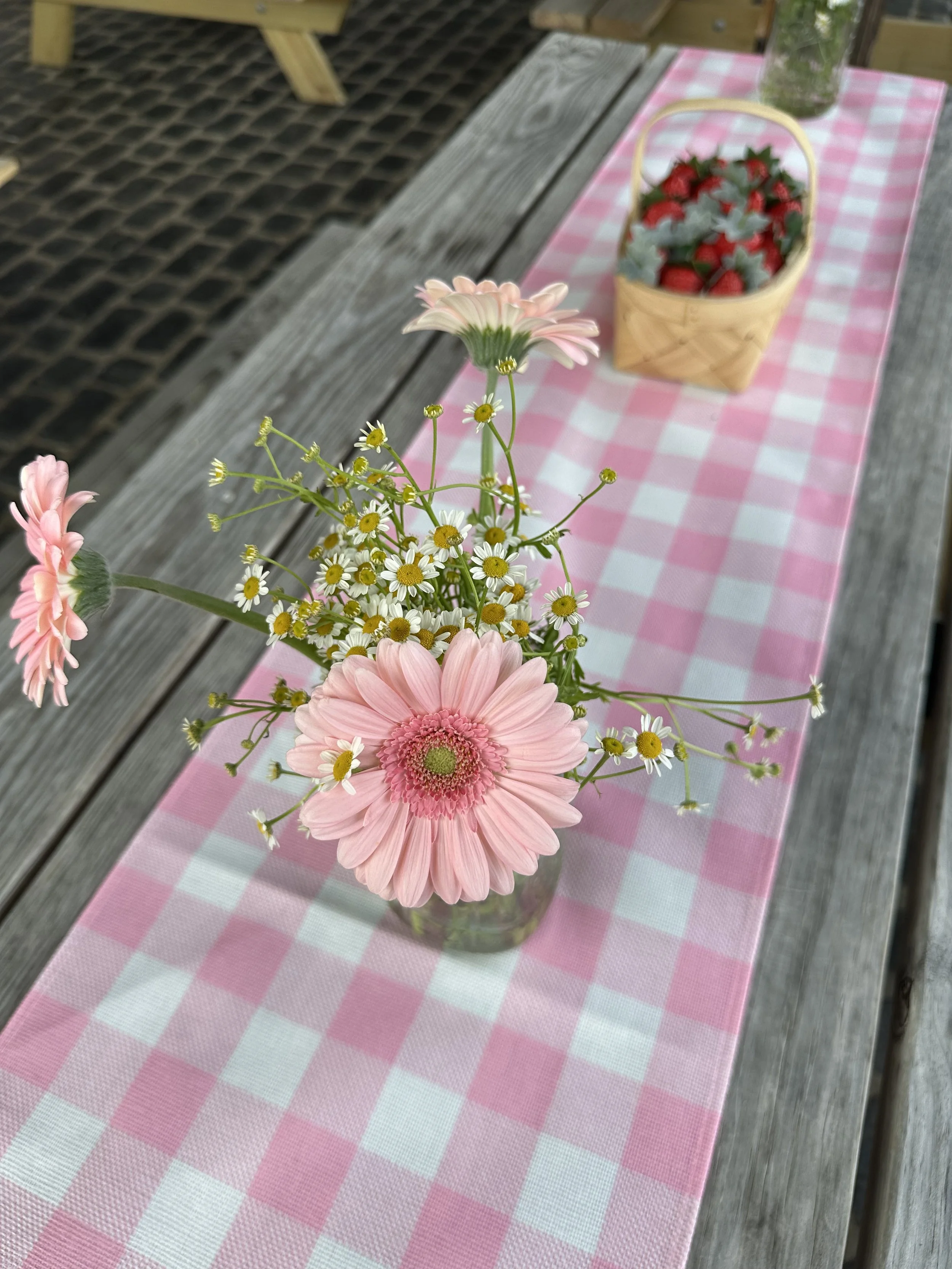 daisy flower centerpiece mason jar.jpeg