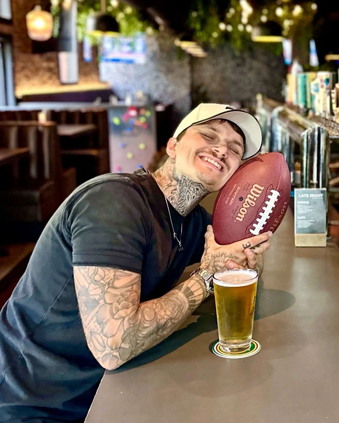 SUUUUUUPERBOWL SUNDAAYYYYY 🏈

See you this Sunday for the big game, cheap beer, lots of giveaways(!!) and all around good vibes 🍻

Limited reservations - walk-ins encouraged! 🖤