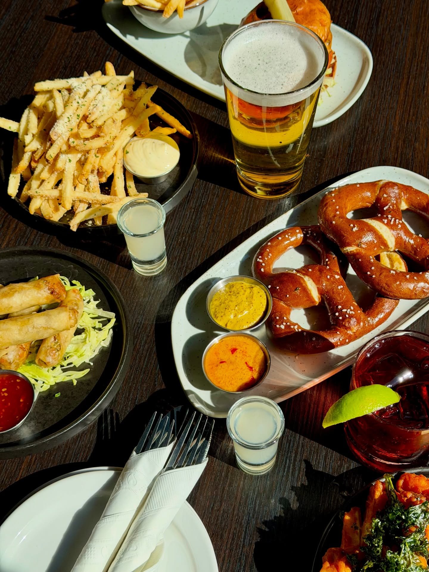 Do you really need a reason to do happy hour? 🍹🍔

Tired? Happy hour.
Bored? Happy hour.
Celebrating? Happy hour.
Happy? Happy hour.

Monday - Friday 2pm - 6pm

These deals also run late night on Sunday - Thursday starting at 10pm !!! 🕙🌝

Menu is 