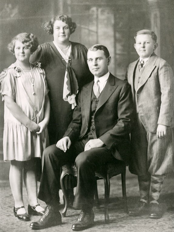 Mildred, Elizabeth, Otto and George Koehn, 1930