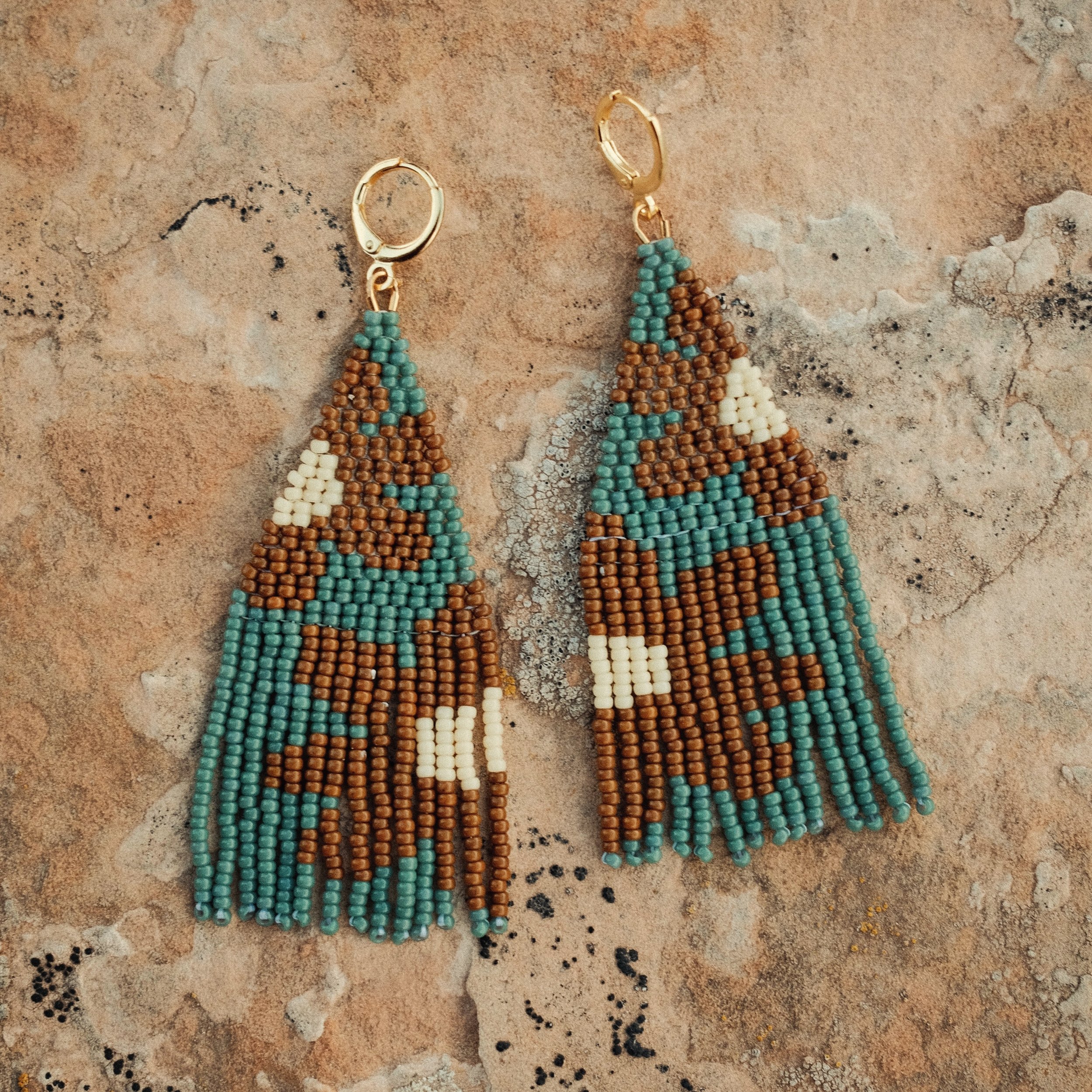 ✿ I love these and will be making them in more colors- give me your color ideas! ✿

#handmadejewelry #seedbeads #seadbeadearings #beadedearrings #desertinspired #flowerjewelry #madeinutah