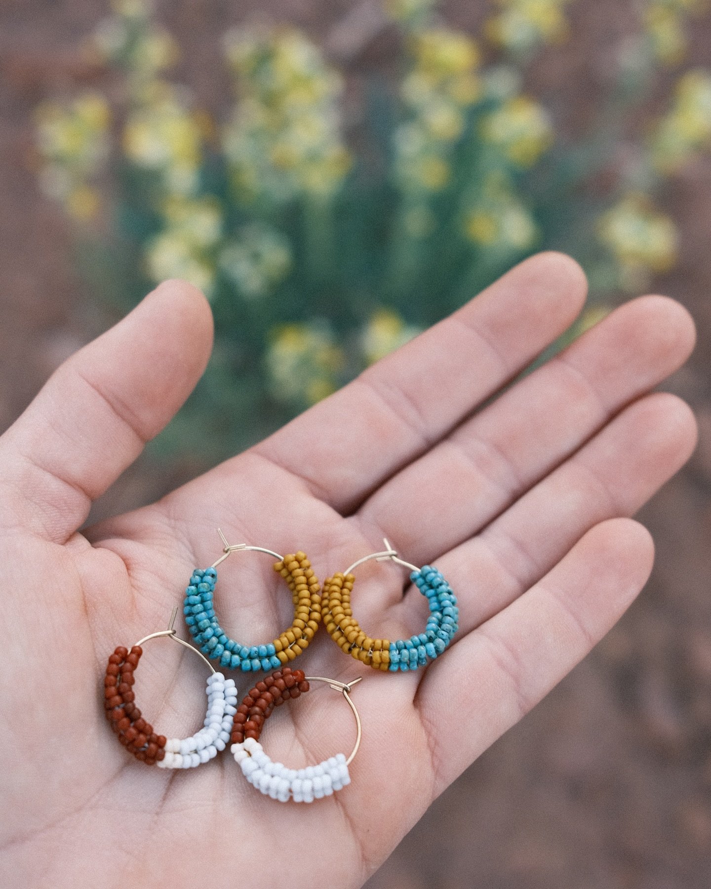 mini hoops 🥰

#seedbeads #seedbeadearrings #beadedearrings #desertinspired #desertinspiredjewelry #desertjewelry #handwovenjewelry #organicjewelry