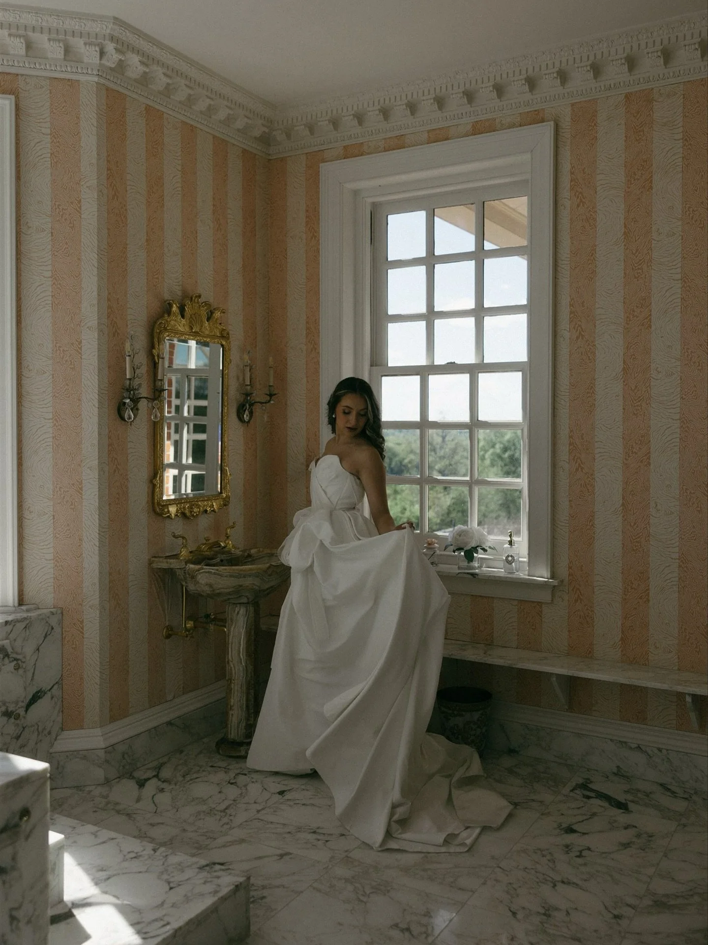 Light and frames

When you combine the light and frame a space, you can turn a simple moment into something unique. Going from a simple photo to a story that adds depth and context.

Venue: @estateatriverrun 
Florals: @apricityfloralco 
HMUA: @haley.
