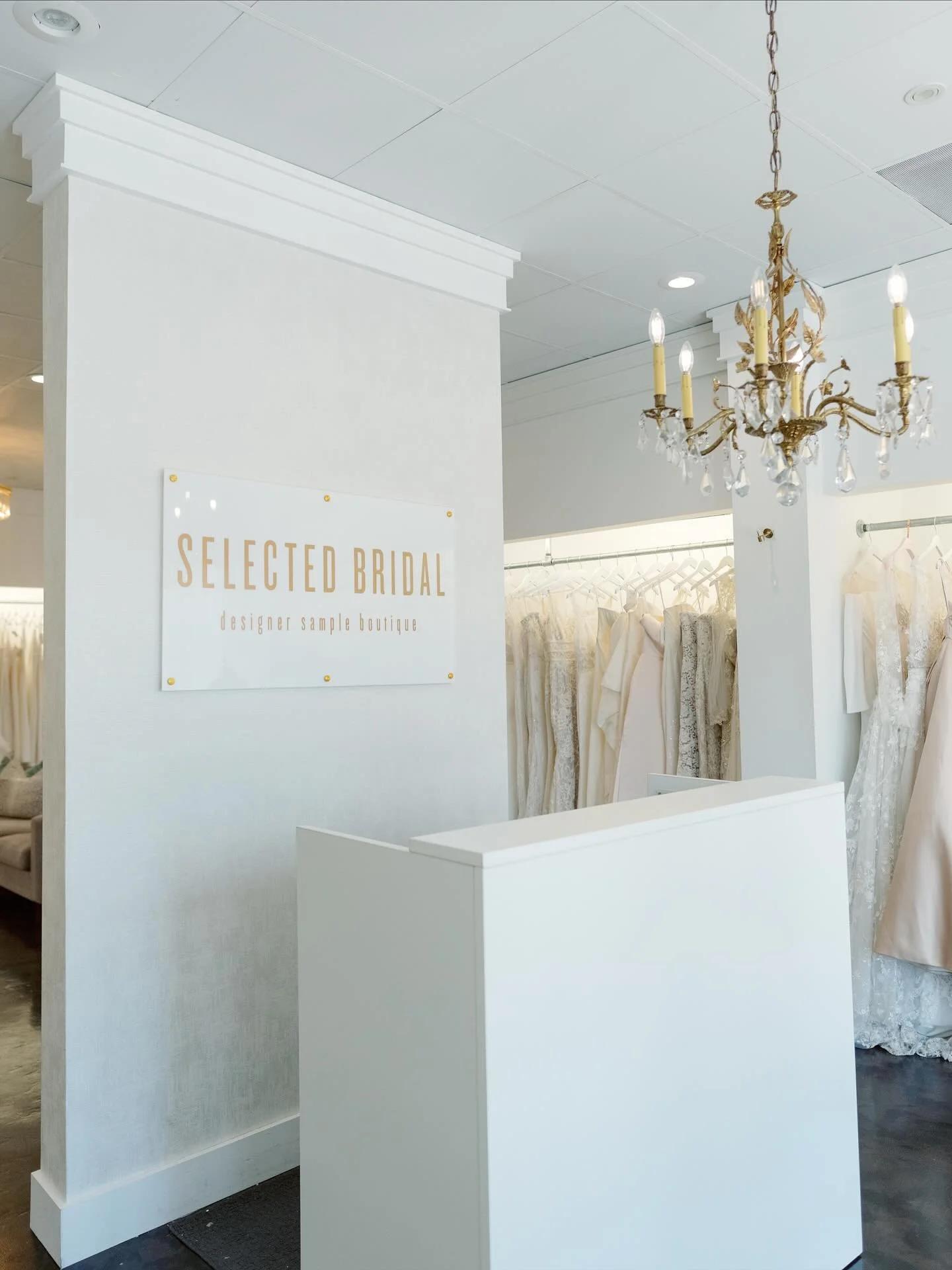Our beautiful boutique 🤍 
Photos by @jcanelasphoto 📸❤️
#tampa #weddingdress #samplesale #designer