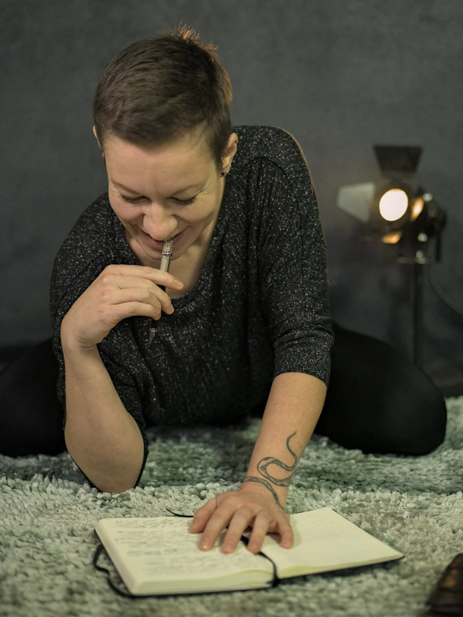 Sachbuchautorin Eva Hanson mit Notizbuch und Füller auf dem Boden