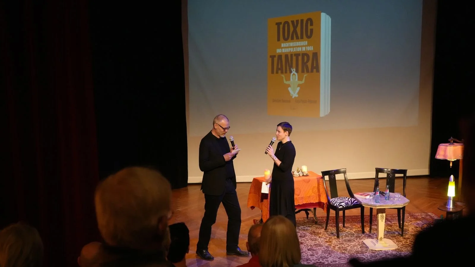 Eva Hanson und David Gray moderieren "Sex, Death and Magic"