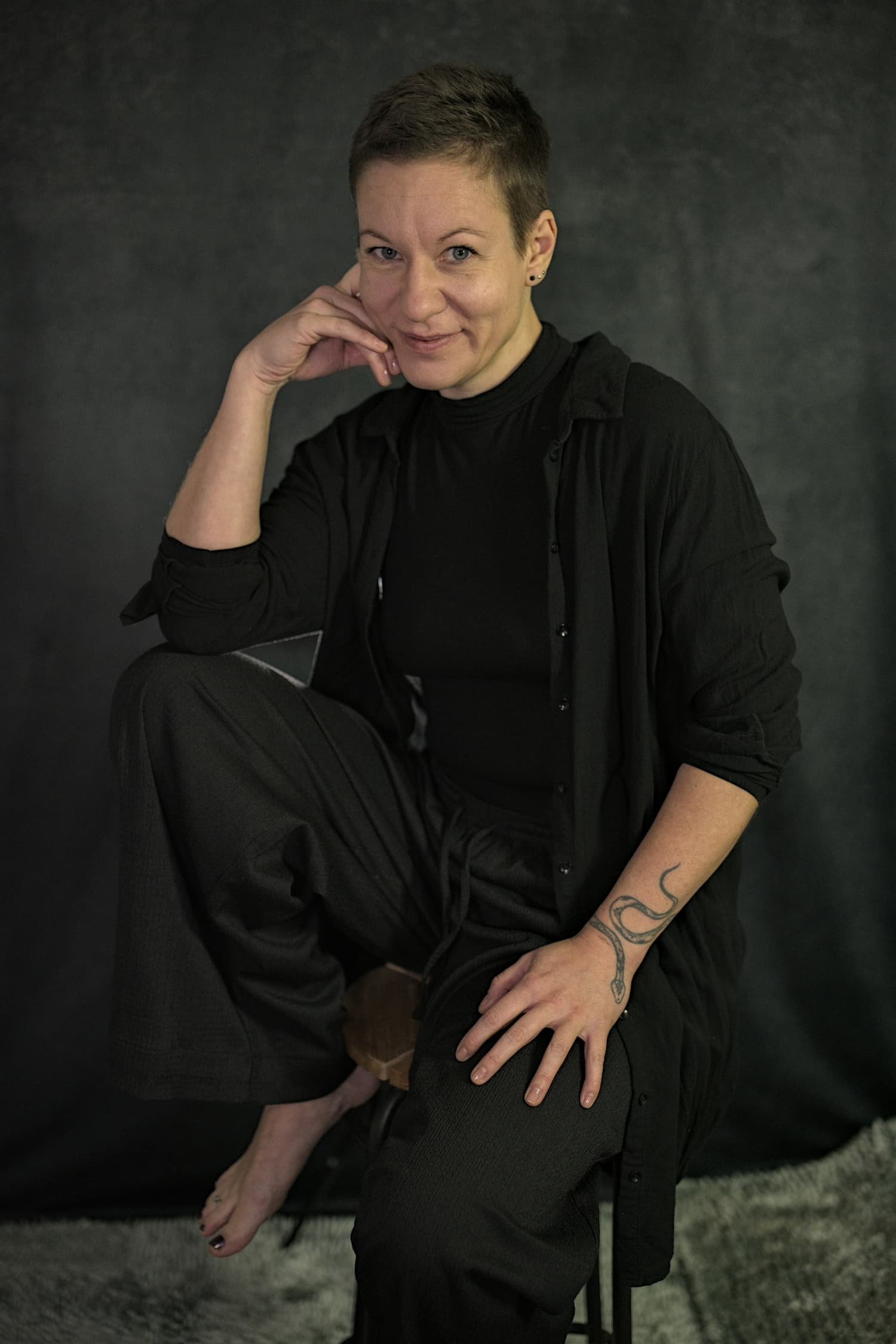 Expertin für sexuelle Kultur Eva Hanson barfuß auf Hocker