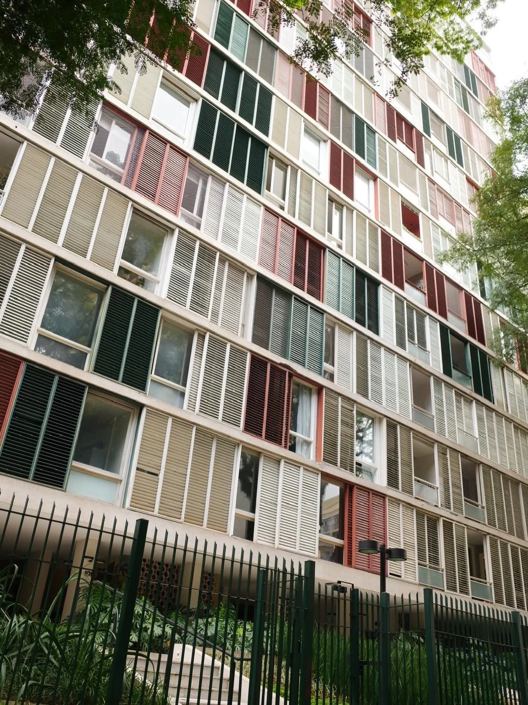 Brasil always influences my design practice and thinking long after I&rsquo;ve returned home from a visit.
What inspires me most is Brasil&rsquo;s effortless connection between architecture, interiors, nature, and culture. From organic curves of mode