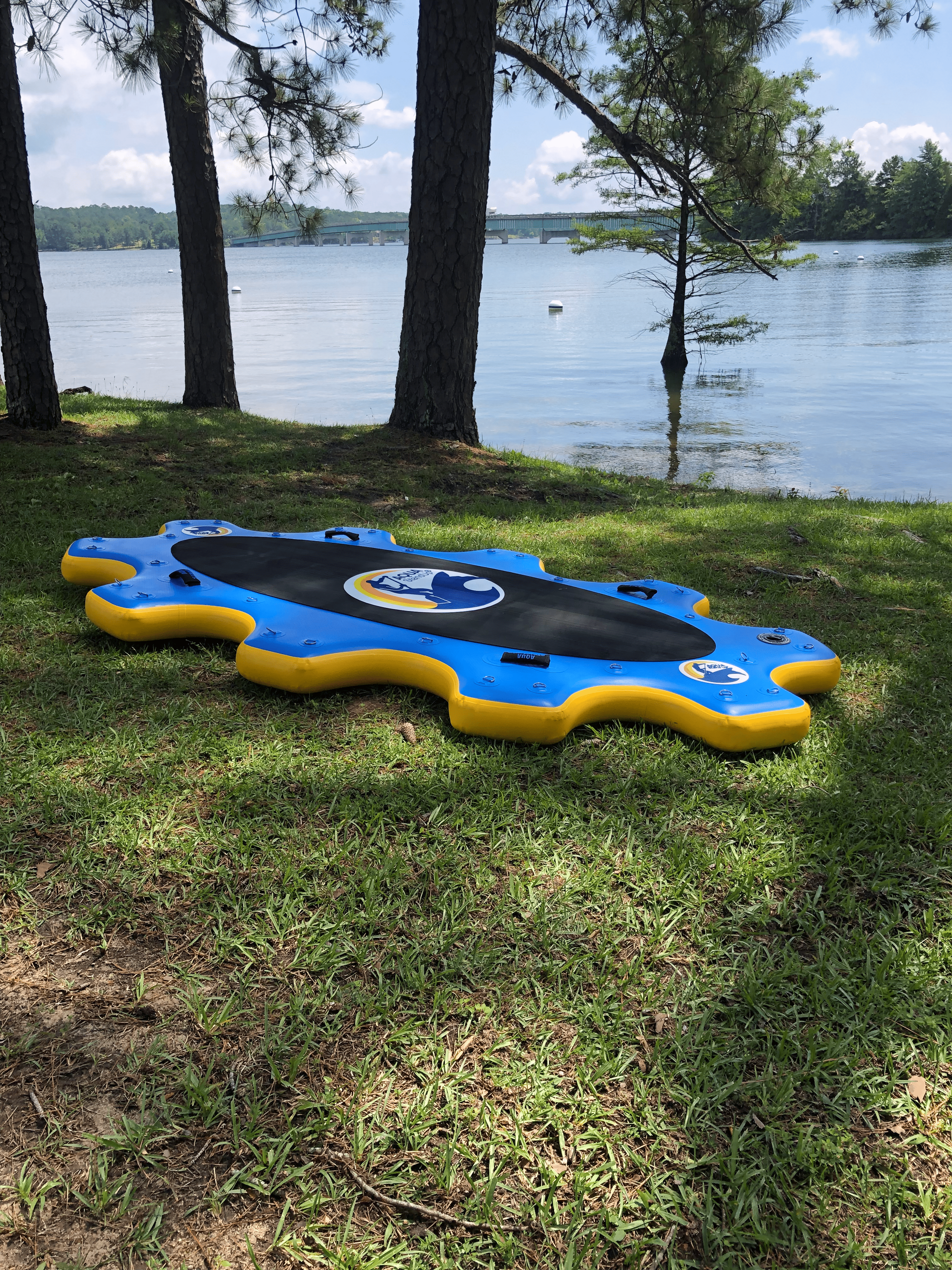 inflatbale aquastandup platform on the grass with a view on a lake
