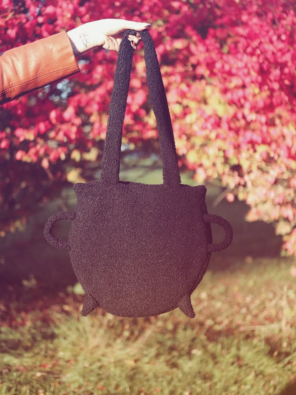 THE cauldron bags 😍 Perfect for holding all of your mysteries. Message us to snag yours, just in time for Halloween. These cauldron bags are made with soft faux-sherpa exterior and a poison apple lined interior. This bag is ~12 inches x 12 inches wi