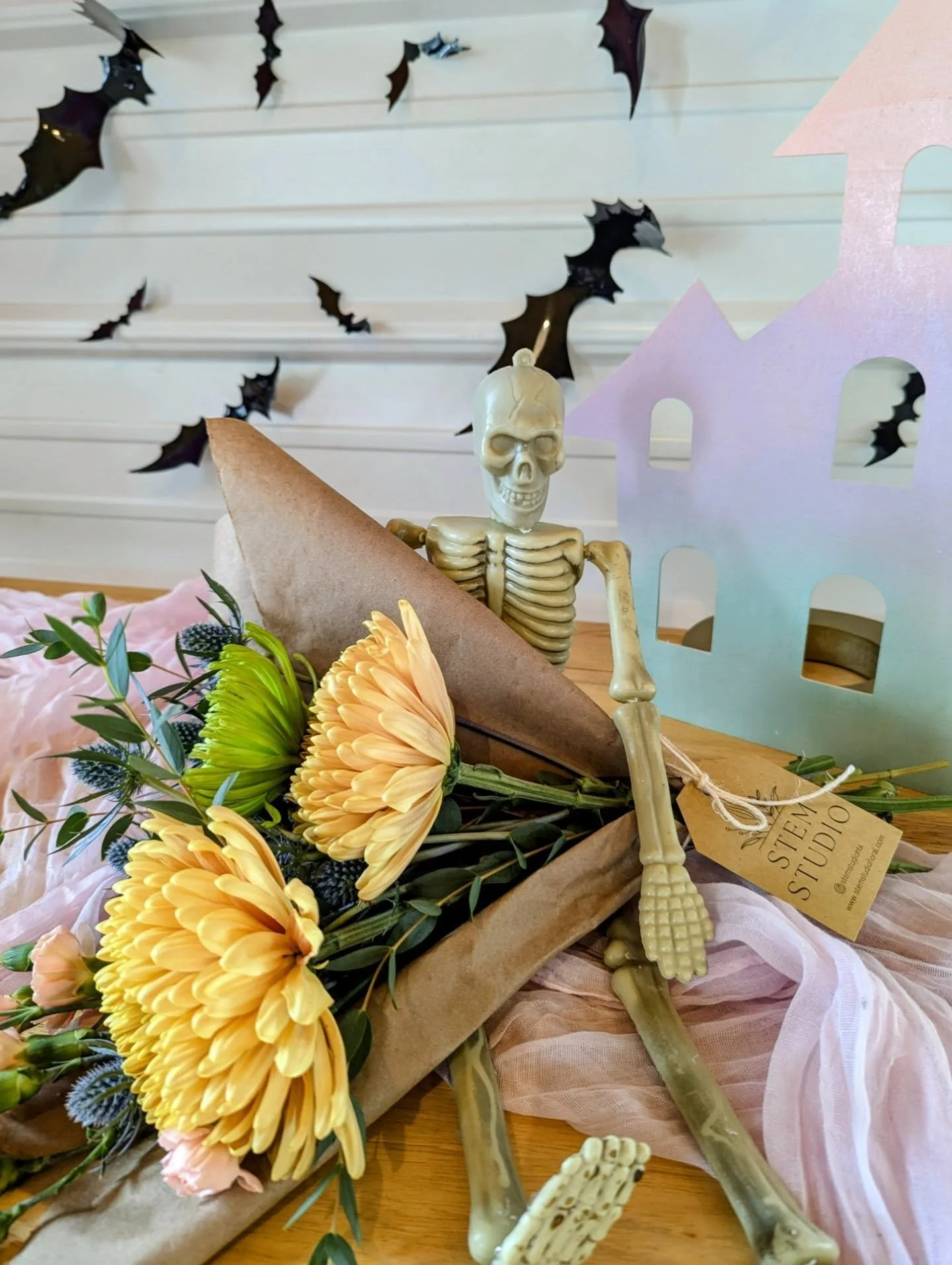One bouquet, three ways. But it's all spooky season, y'all! 🦇

We can provide a variety of Halloween party floral experiences, including:
🏵️ Build a spooky bouquet flower bar
🧪 Mini potion bottle arrangements
🎃 Pumpkin arrangement workshop
🥀 Dri