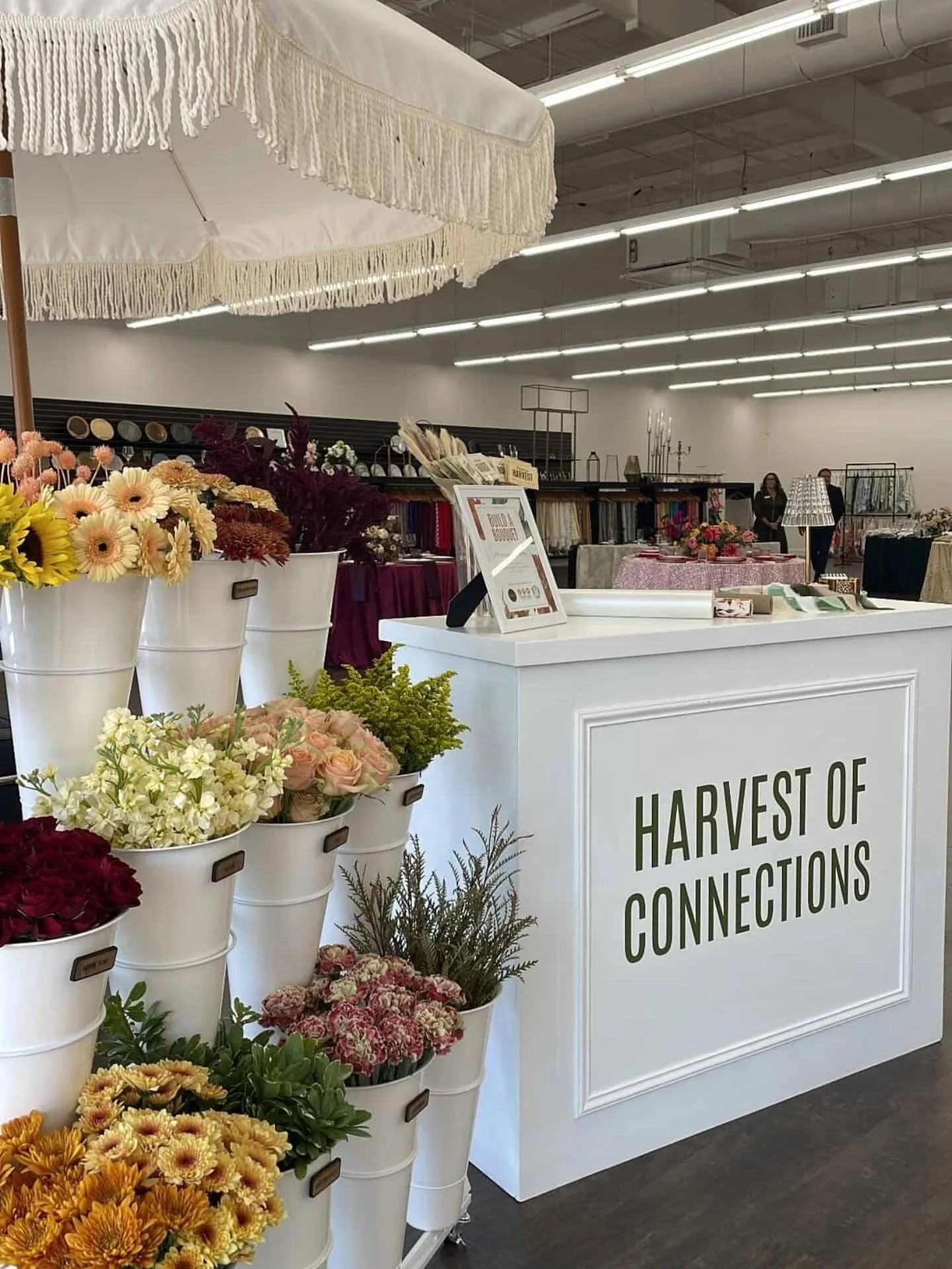 The first flower bar of fall, and it was perfection 🍂

Hosts, Food &amp; Beverage: @thehometownchefcateringco 
@premiereeventstx 
Bar vinyl: @craftthemoment.partyco
Menu cards: @jospaperkitchen
Tablescape: @premiereeventstx @houseofhough
Table arran