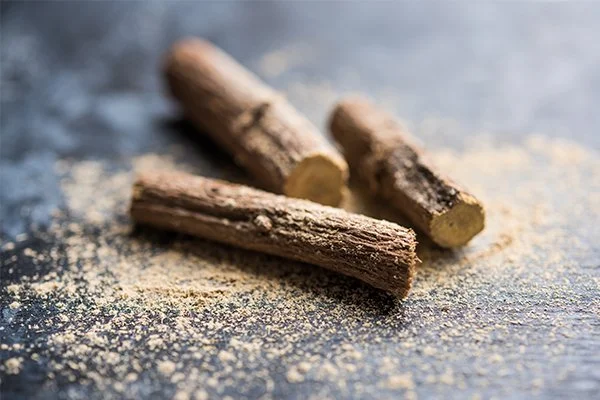 skin-benefits-of-licorice-root-feat.jpg