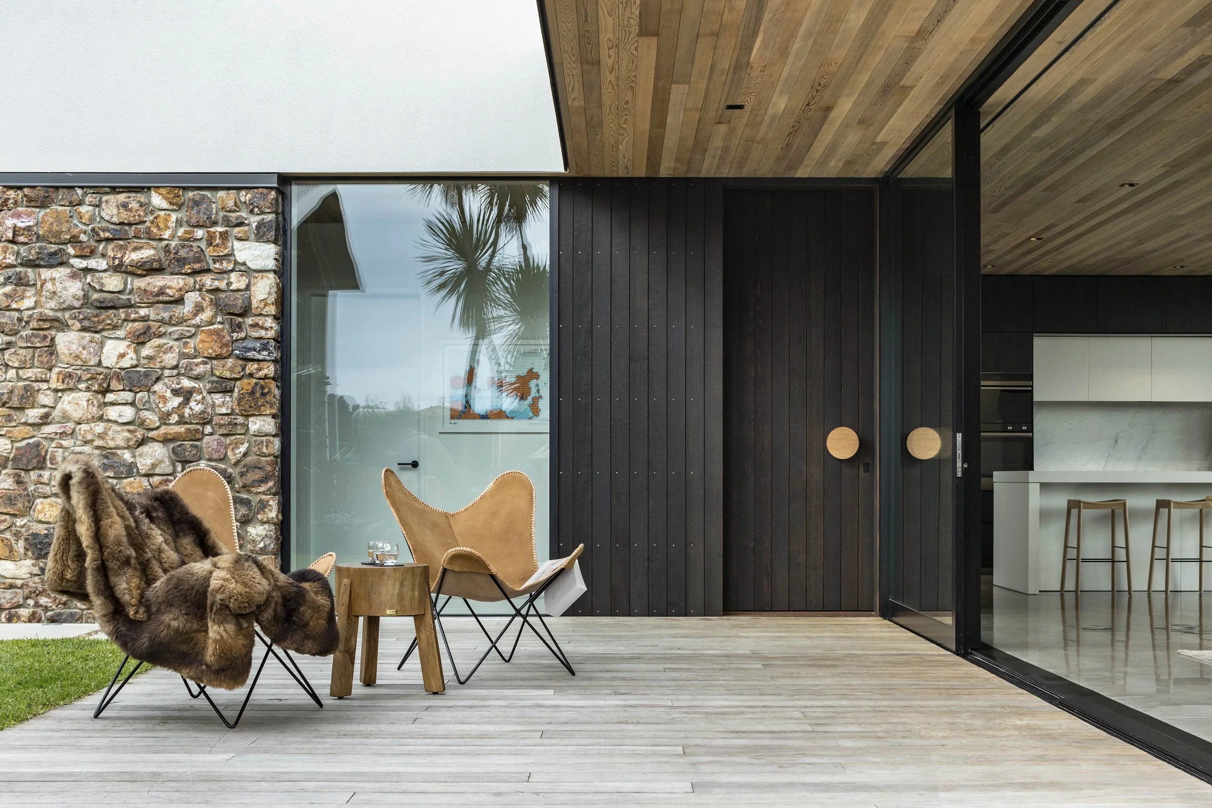 deuchrass-architects-anzac-bay-house-waiheke-island-exterior-decking.jpg