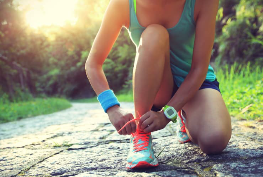 Person tying the laces on sneakers, an article about HIIT workouts
