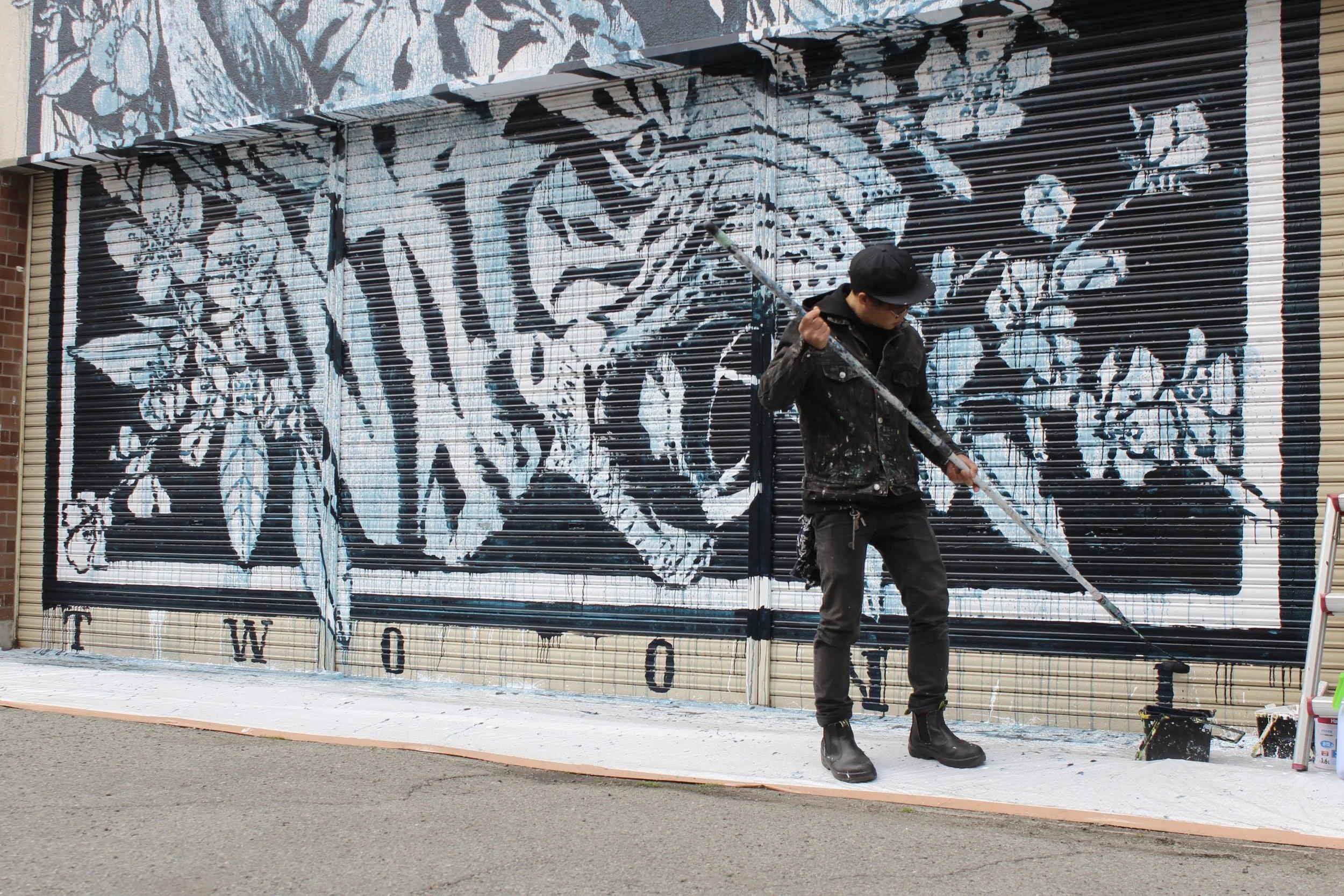 Artist TWOONE painting a mural in Konohana, Osaka