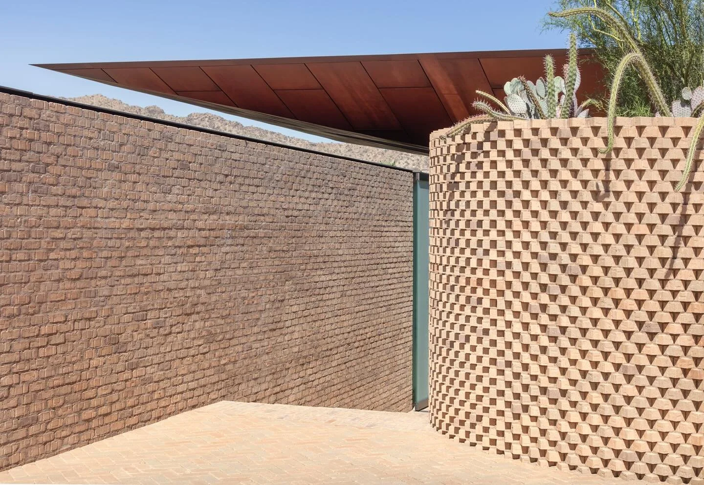 Textural Complexity

A single material manipulated to generate visual intricacy by playing with light and shadow.

Photos by Bill Timmerman