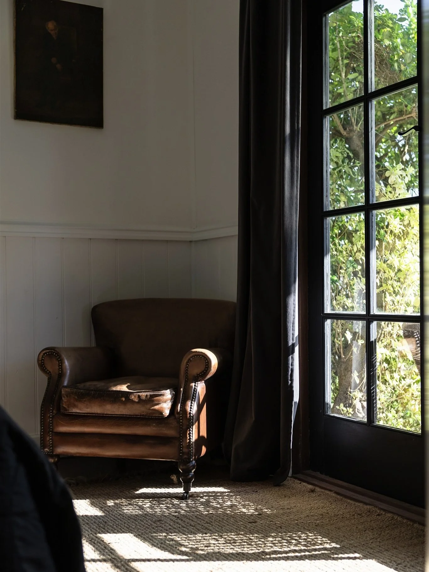 The way warm afternoon light floods through french doors and fills this beautiful bedroom @thebootmakershouse 🙌✨