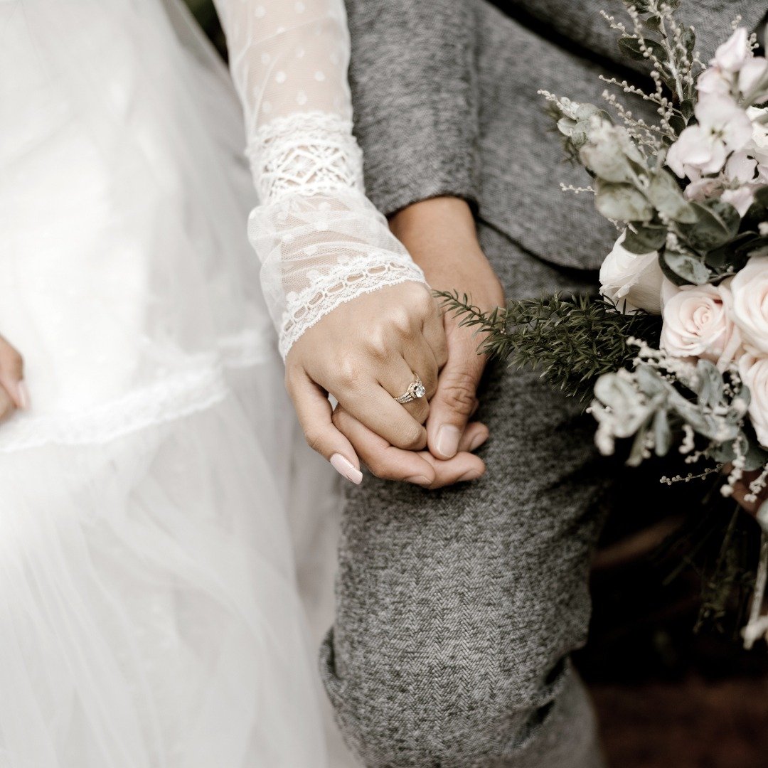 ❄️ Winter weddings are a magical experience! Imagine a picturesque setting with snow-covered landscapes and twinkling lights. Not only are winter weddings often more affordable and easier to plan, the winter wonderland atmosphere creates a truly memo