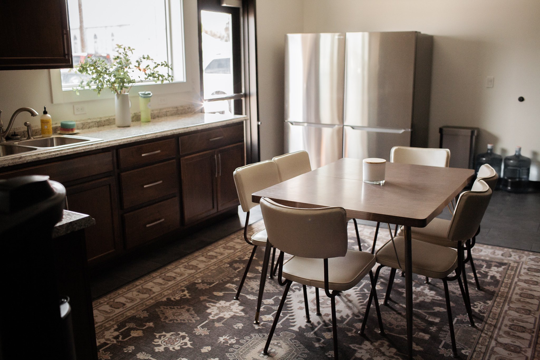 The newest addition to our kitchen is this beautiful vintage table and chair set! With ample fridge and prep space, you can bring all the culinary goodness to your special event! ☕🎂🎉
.
.
.

 #idahoevents #weddingsidaho #treasurevalleyidaho #thisisb