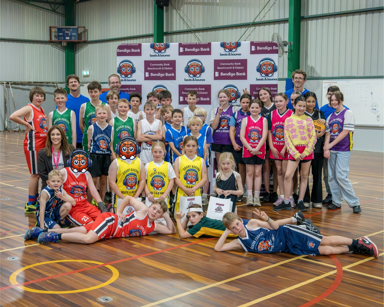 Group photo of beats & bounce players and coaches on court
