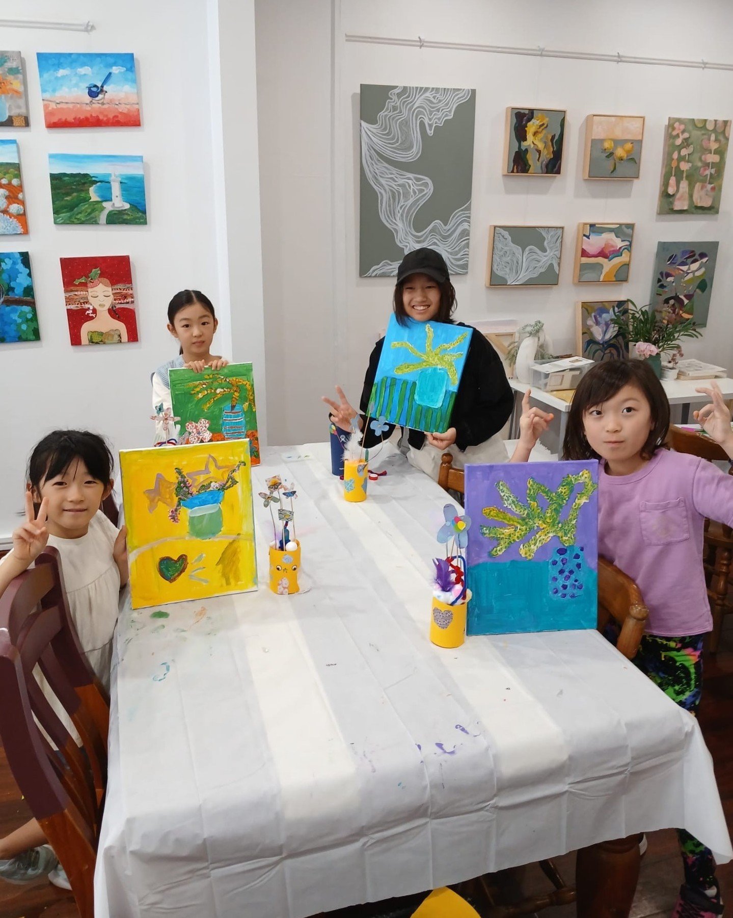 Tiny artists at work, messy hands and big imaginations 🎨✨

Our Thursday Kids Classes are designed to help young creatives build confidence, explore new materials and express themselves through art in a fun, welcoming studio environment.

▫️ Juniors: