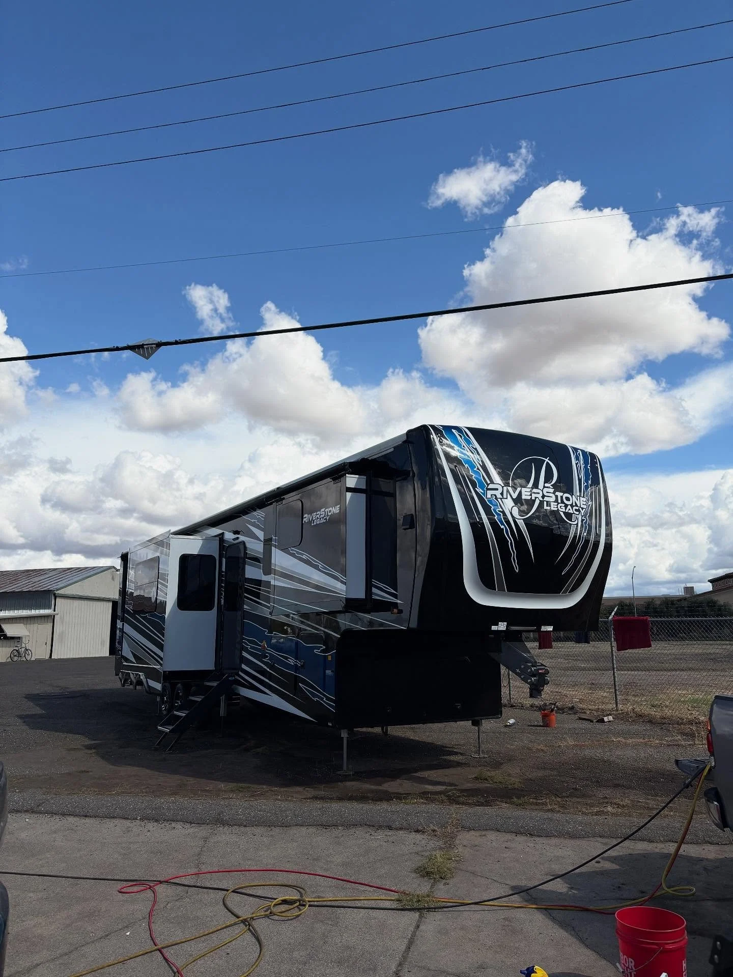 45 🦶 Fifth Wheel Detail - Mobile Detailing in Chico, CA - Get 5 ⭐️ Service that Comes to You! 

- vincesautodetailing.com