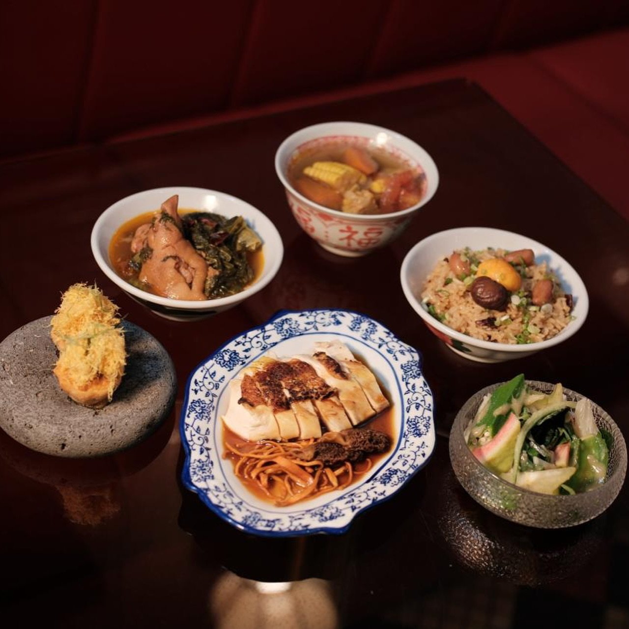 想找一份暖心午餐？
试试我们的 三菜一汤套餐 &mdash; 只需 $22.90！

包含辣椒蟹金杯/ Ulam 沙拉、菜尾、当归糯米鸡与每日例汤。

加点圣诞特饮：
❄️ 圣诞和谐奶昔（+$13.90）
🌿 香兰奇幻饮（+$12）

用心烹调的温暖家常味。

Looking for a comforting lunch?
Try our 3 Cai 1 Soup Set Lunch &mdash; only $22.90!

Featuring Chilli Crab Kueh Pie Te