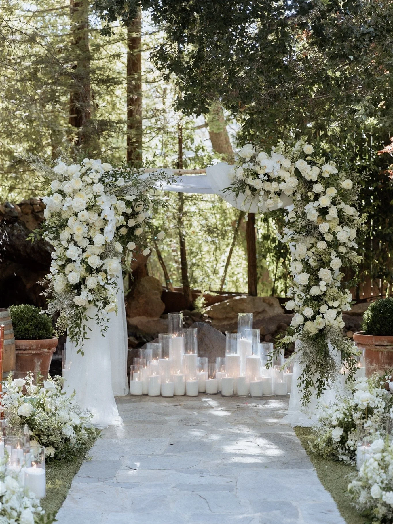 Floral arch dreams, brought to life 🤍

@frenchflorist 
@calamigosevents 
@theweddingplannerla 
@zuzannaweddings 
@vogue.candles 

_____
#malibuwedding #calamigosranchwedding #malibuweddingphotographer #californiaweddingphotographer #californiaweddin