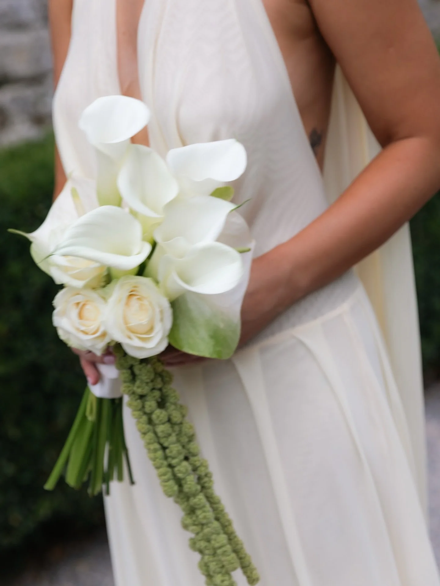 A moment for the bouquet and the dress.

Dress @raphaella.santana @raphybaby 
Planning @slub_w_toskanii 
Hmua @magdalenabrzoskwinia 

.
.
.
#tuscanyweddingphotographer
#italyweddingphotographer
#destinationweddingphotographer
#europeweddingphotograph