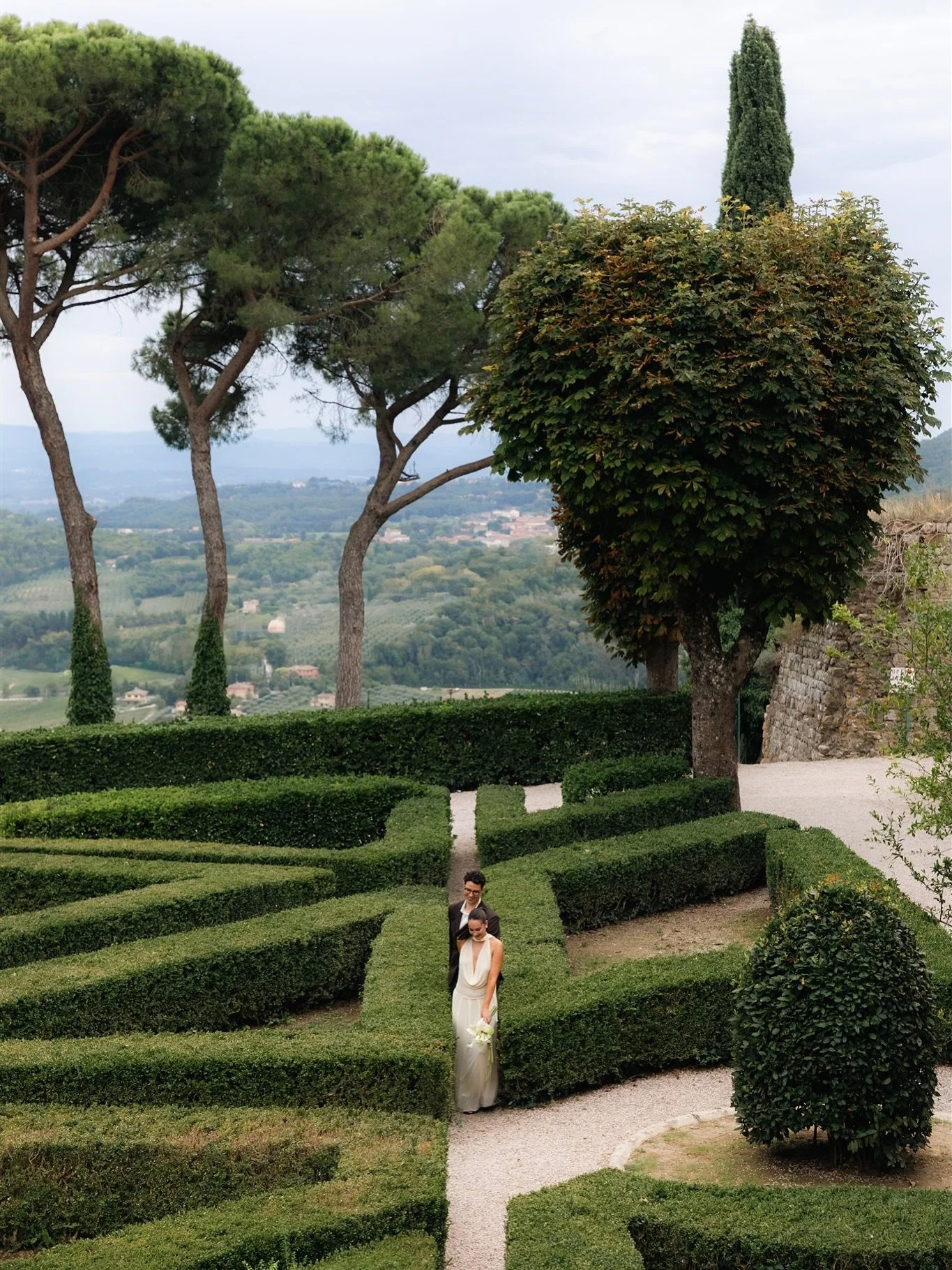 Romantic, intimate portraits in the gardens of Fortezza Medicea in Montepulciano.
Green hedges, tall cypresses, and sun-warmed stone walls completed the scene for M &amp; K&rsquo;s celebration amidst the iconic Tuscan landscape.
Impeccably Italian in