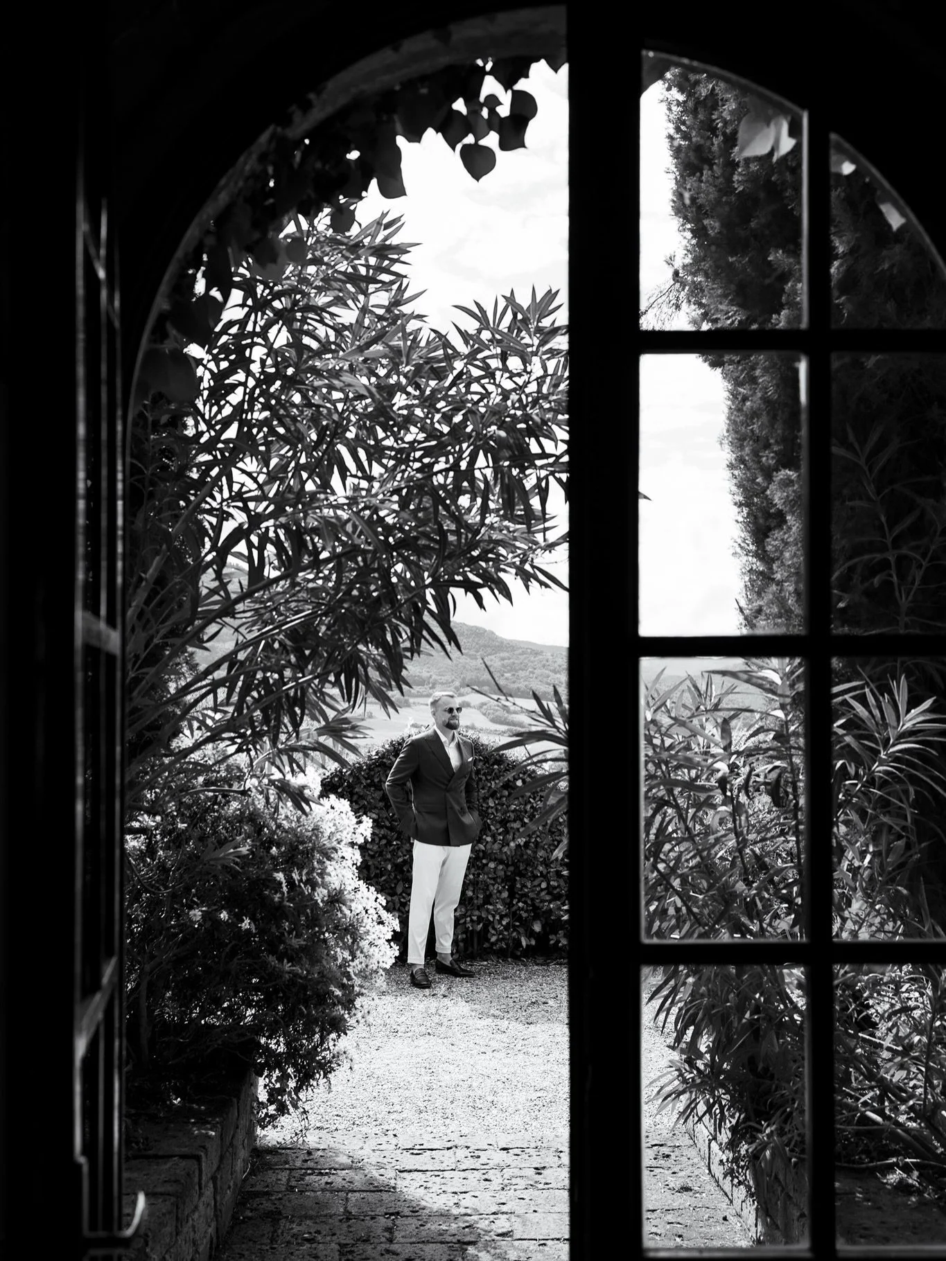 Modern groom getting ready at the villa in Tuscany.

.
.
.
.
.
#editorialweddingphotographer
#destinationweddingphotographer
#italyweddingphotographer
#tuscanyweddingphotographer
#tuscanywedding
#italywedding
#groomgettingready
#modernweddingstyle
#l
