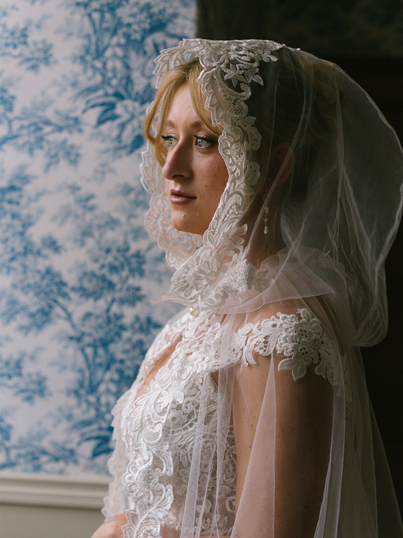 Portraits of Keshia in her most majestic, elvish-inspired couture veil.
This moment was so ethereal it gave me chills as I photographed it&hellip; and it still does now.

.
.
.
.
.
#franceweddingphotographer 
#editorialwedding
#luxuryweddingphotograp