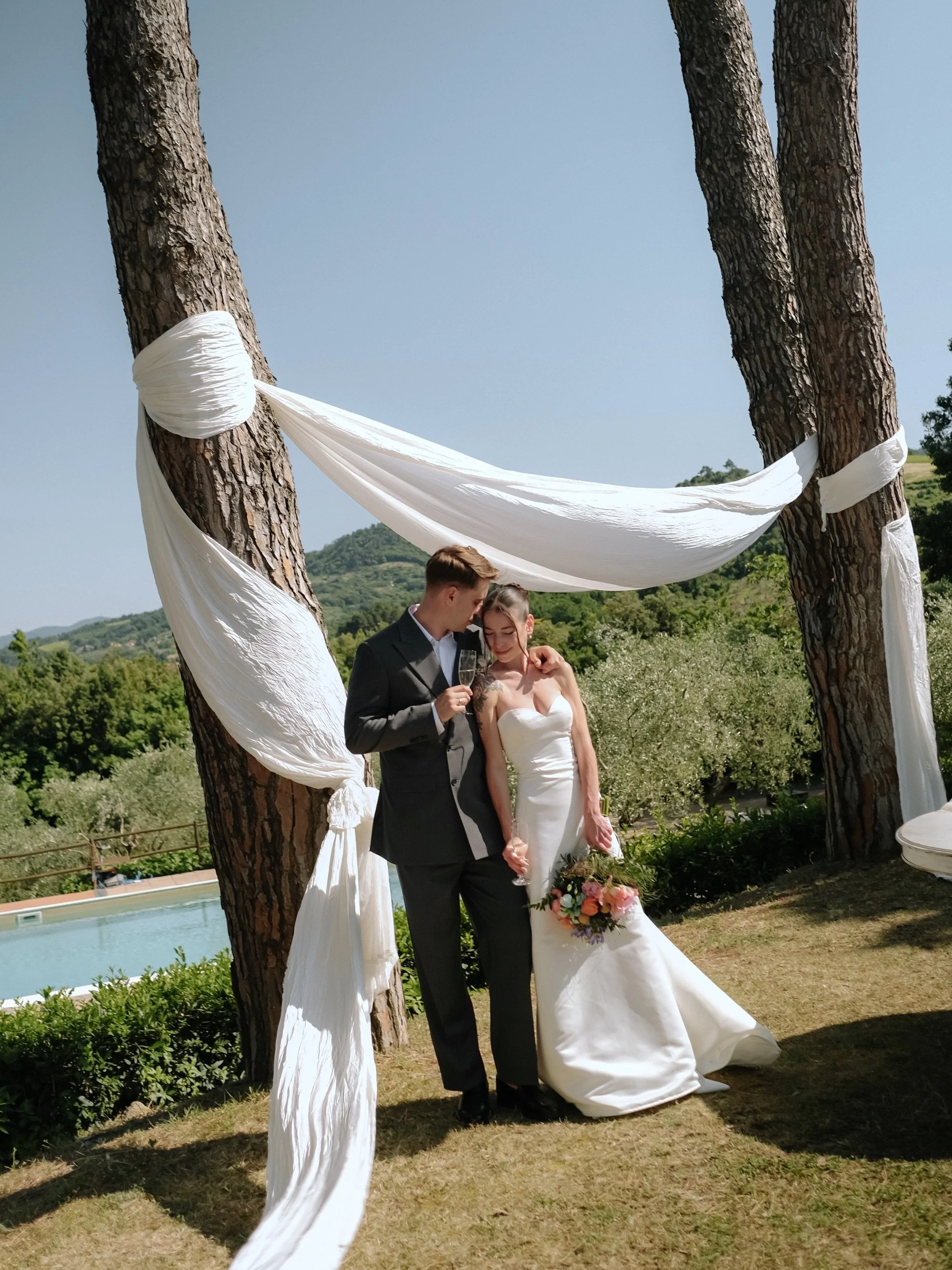 A June day in Tuscany.

A few moments from Kuba &amp; Aleksandra&rsquo;s celebration among rolling hills, olive trees, and the people who mattered most &hearts;

#tuscanywedding
#tuscanyweddingphotographer #italyweddingphotographer
#destinationweddin