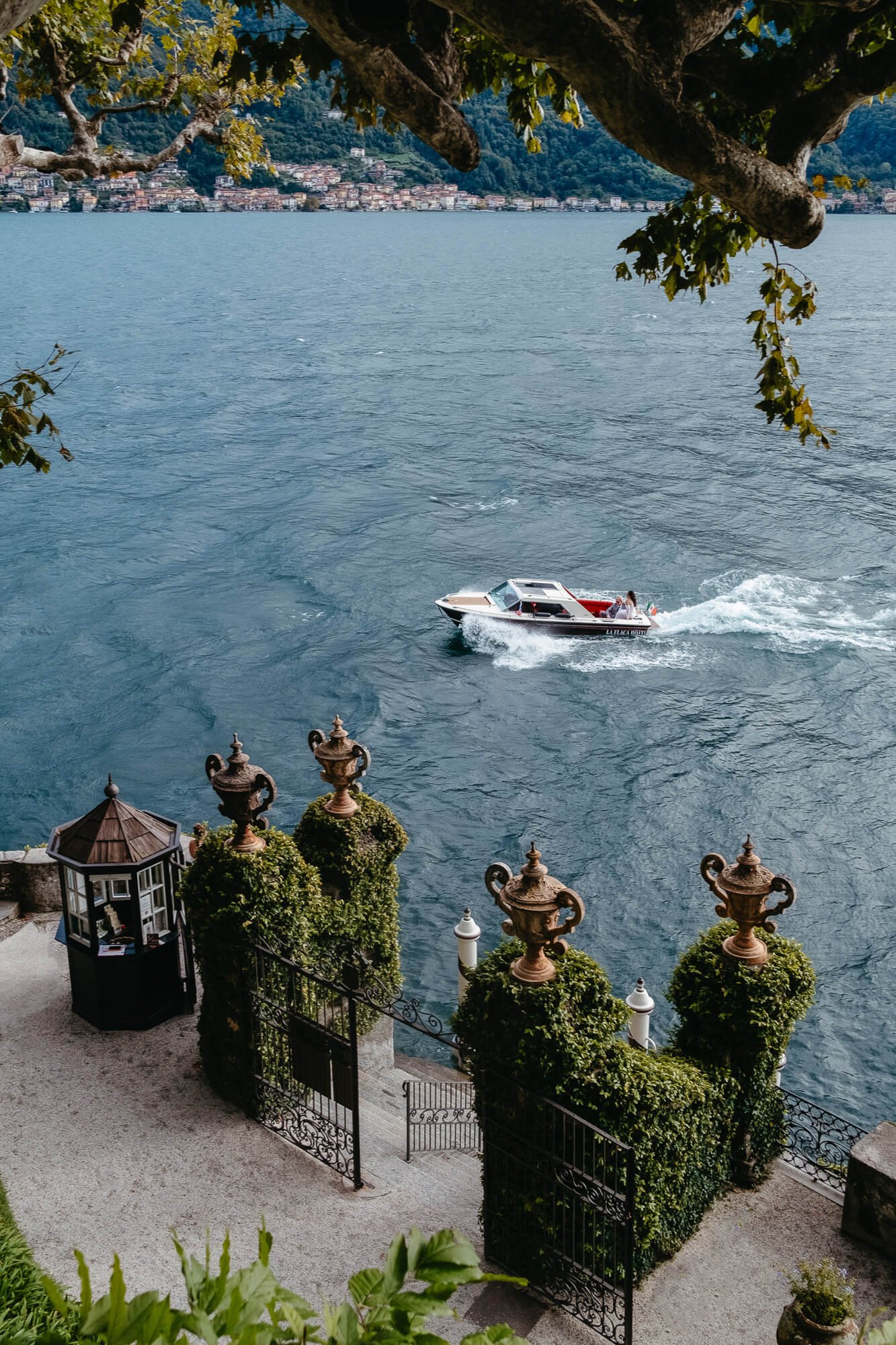 Villa_del_Balbianello_Lake_Como_ZuzannaWeddings_Lake_Como_weddingphotographer.jpg