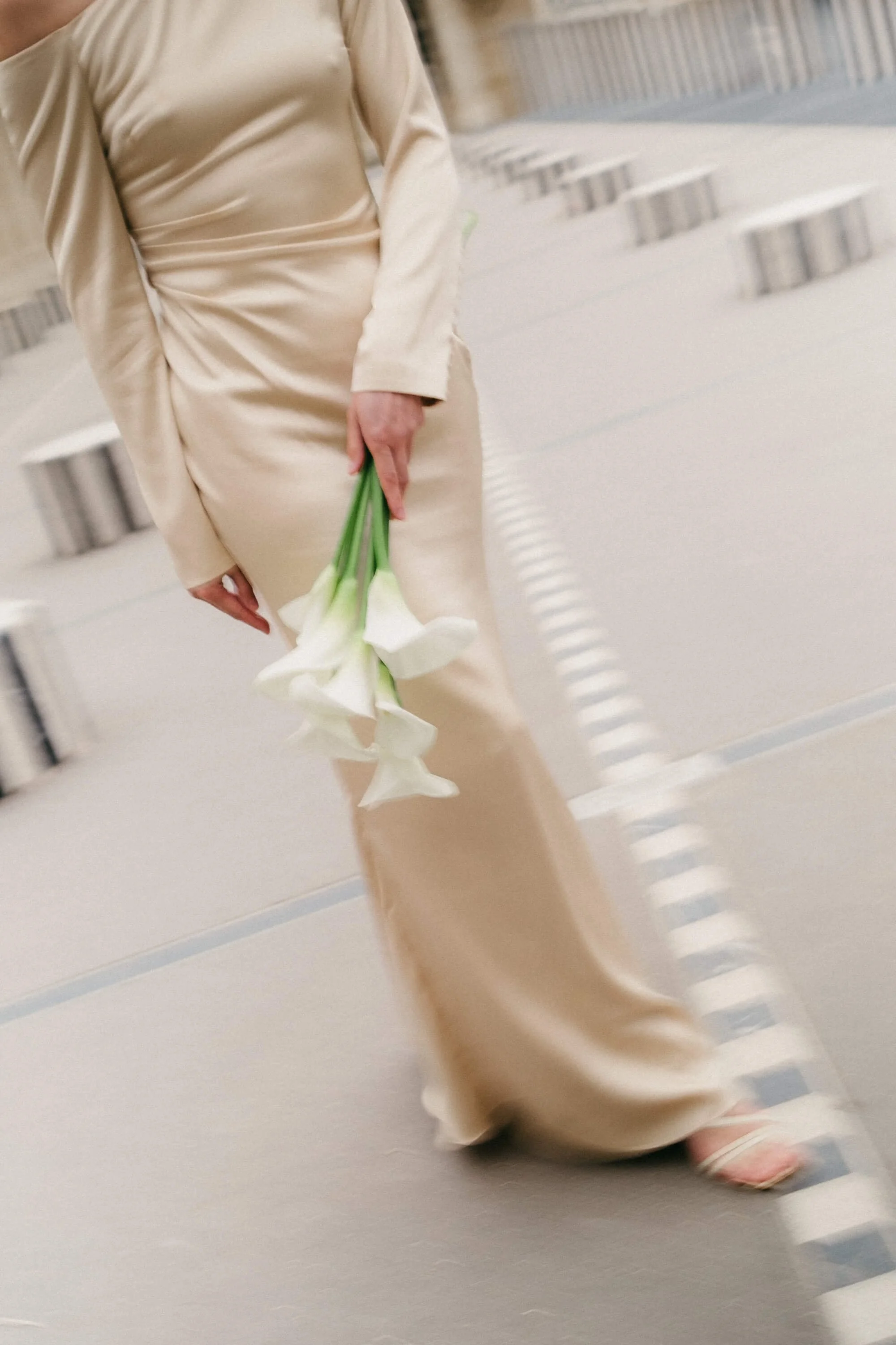 Paris_wedding_bridestyle_bouquet_callalillies_weddingphotographer_ZuzannaWeddings.jpg