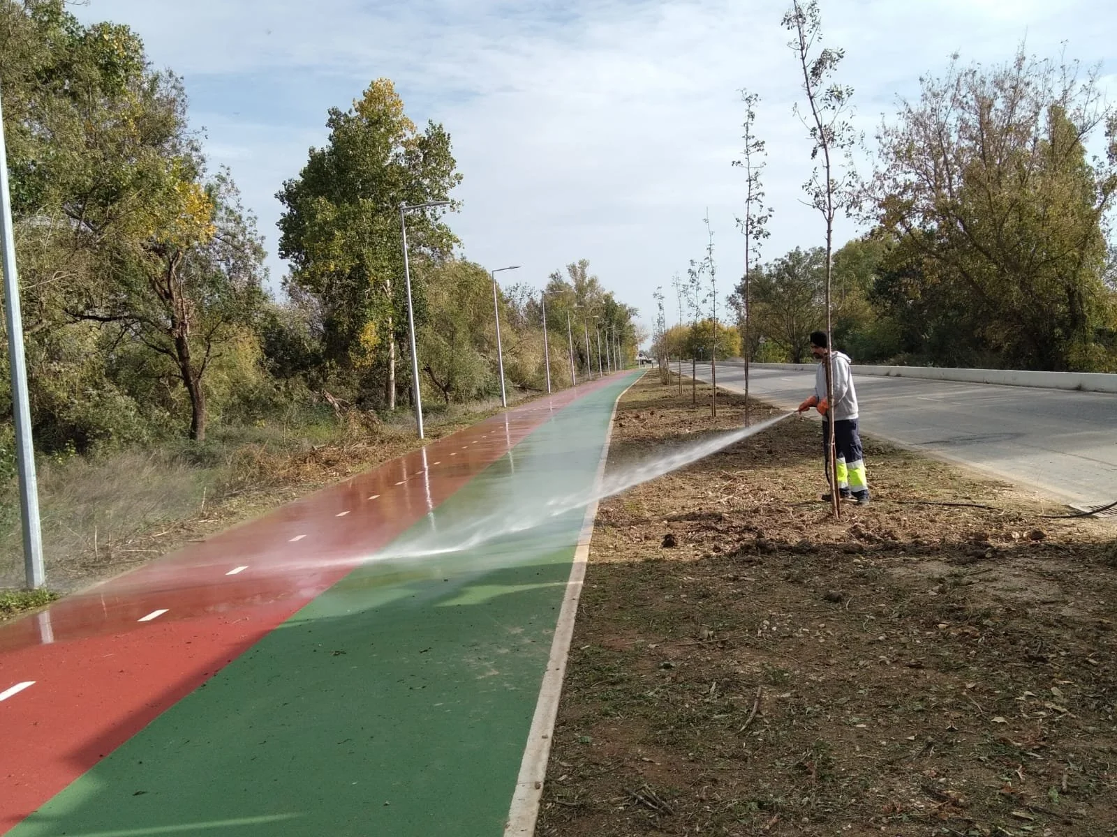 Pessoa fazendo manutenção na ciclovia