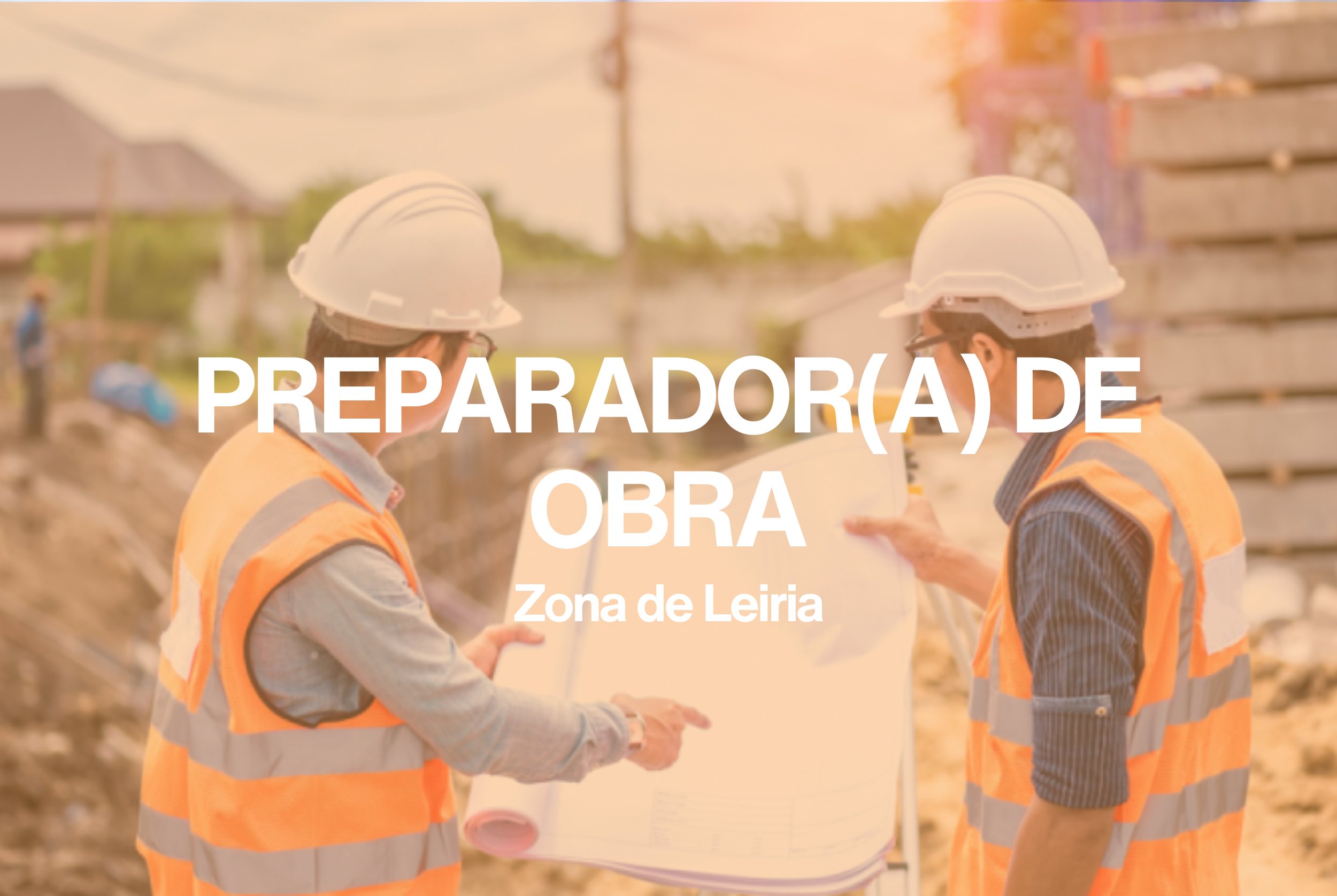 Engenheiros de obra civil usando capacetes de segurança e coletes laranja pontos na construção civil na Zona de Leiria.