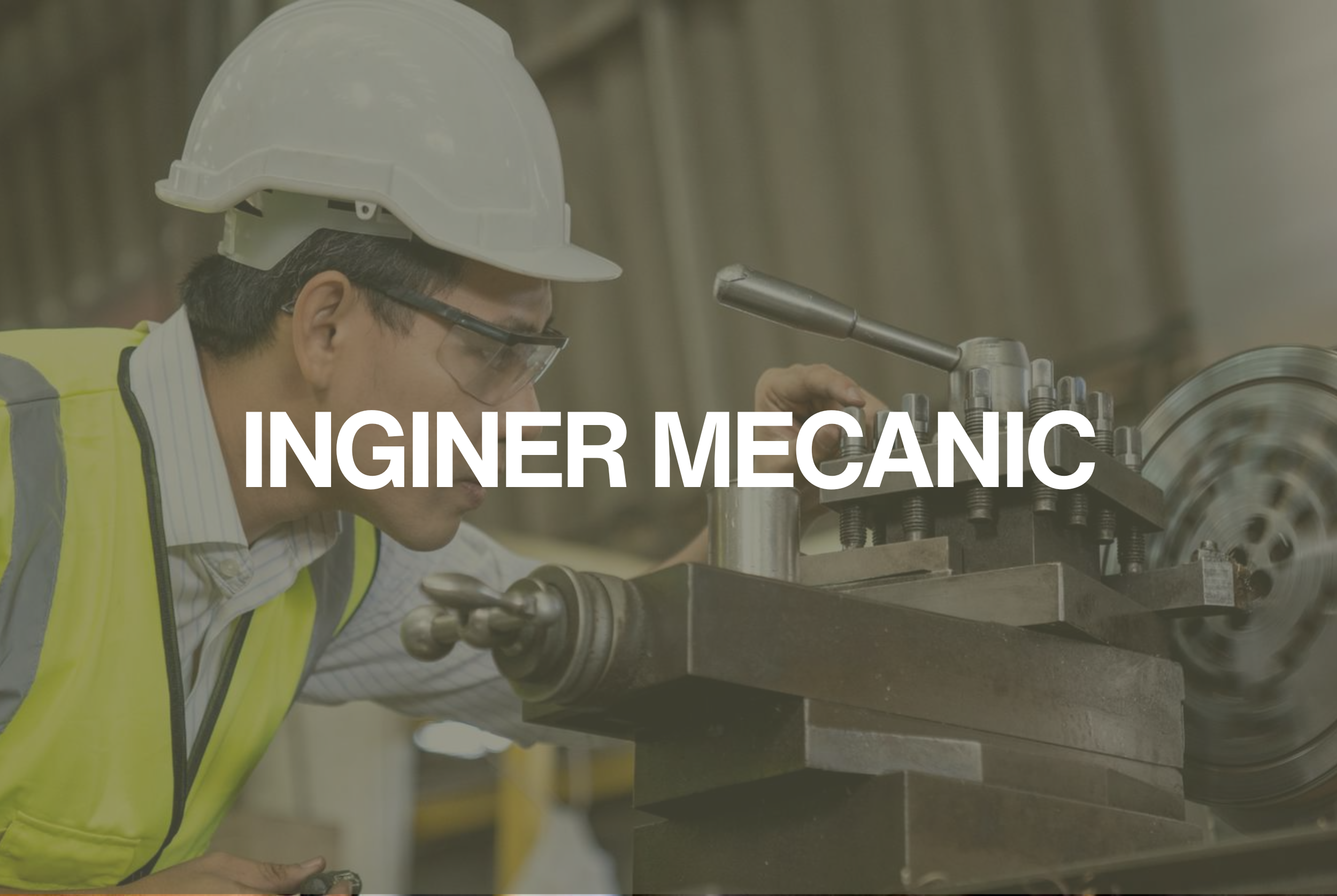 Engenheiro mecânico equipado com capacete de segurança, óculos de proteção e colete amarelo, observando uma máquina de usinagem industrial em operação.