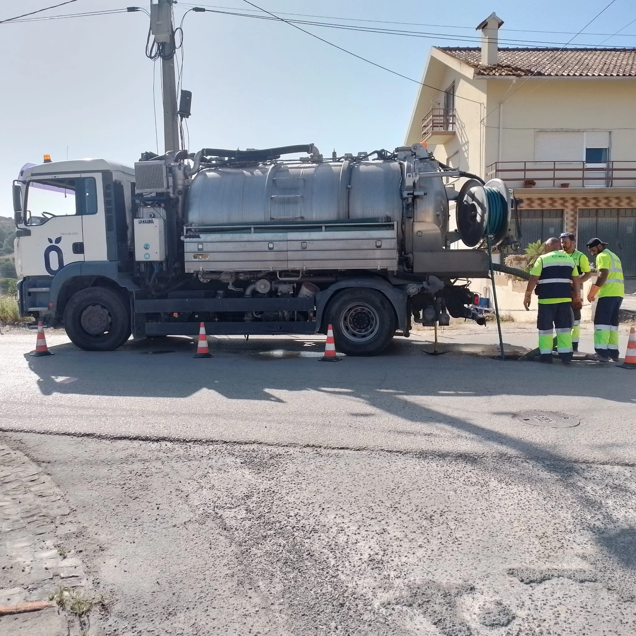 Caminhão equipado com tanque de água