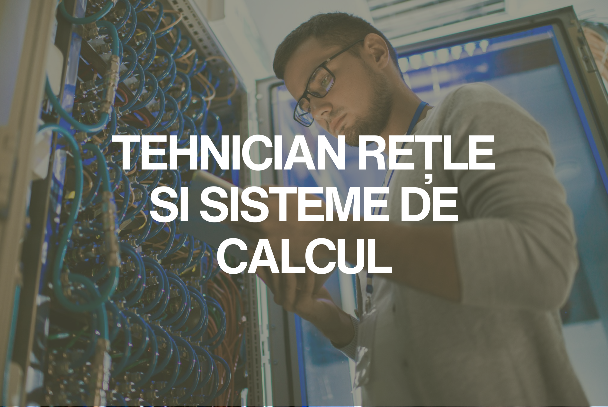 Homem técnico trabalhando em um painel de servidores de rede com cabos coloridos, usando óculos de proteção e com uma tela de computador ao fundo