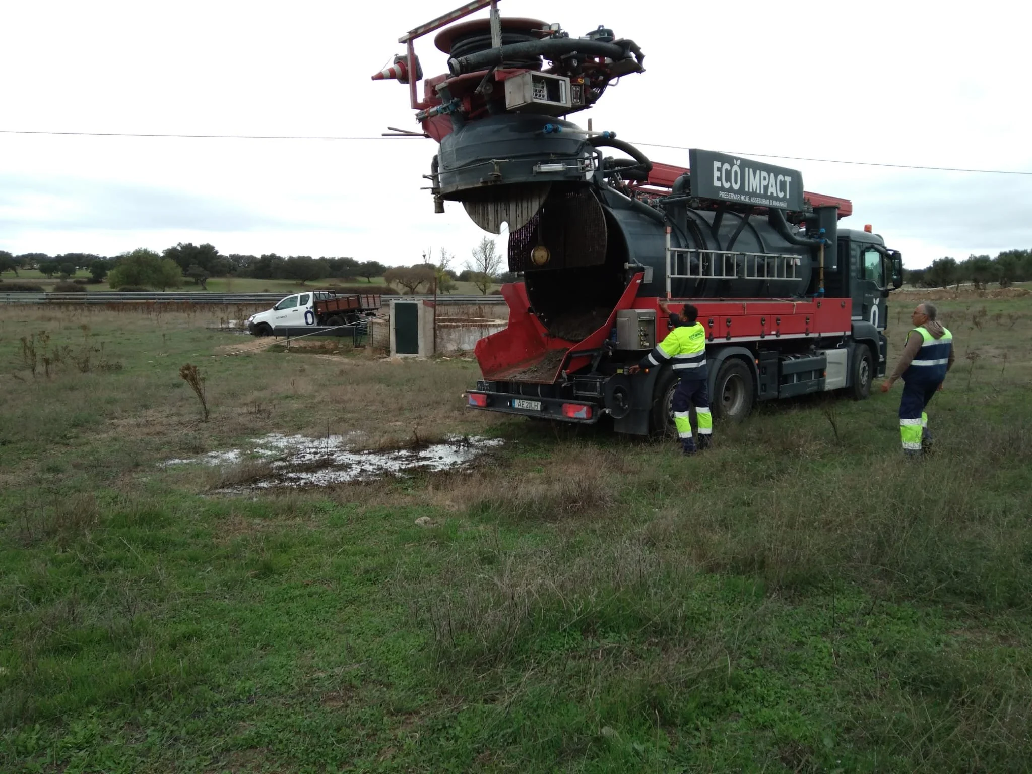Caminhão de serviços de limpeza de fossas sépticas